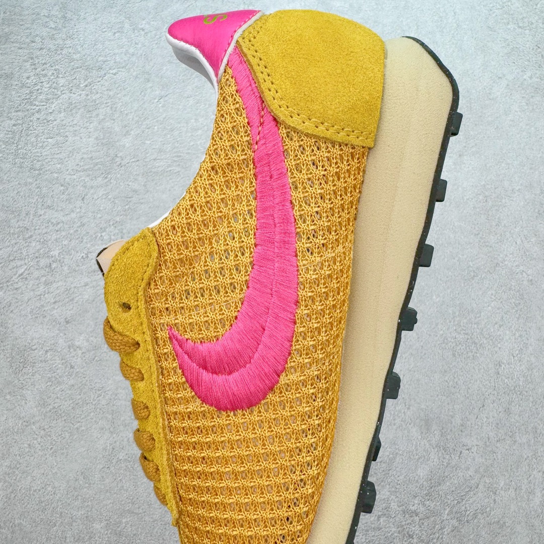 图片[7]-＃KZ纯原 Stussy x NK Roshe Run LD-1000 舒适百搭防滑耐磨低帮休闲跑步鞋男女同款 斯图西联名 棕粉 FQ5369-700 以其中白蓝色款式为例 设计师将白色作为底色 使用蓝色点缀两侧 NK Swoosh 提升视觉层次感的同时还进一步丰富色彩体系 材质方面更是尽显复古气质 全鞋采用大面积网眼面料设计 再在鞋头位置搭配上一大块绒面革 塑造出出色质感以及良好的透气性能 细节上 最醒目的便是两侧精致的Swoosh 点明品牌身份 此外鞋舌上出现的 Stussy 手绘涂鸦字体同样格外亮眼 不仅如此 鞋款后跟上还有 Stussy 字样 Logo 再次点题 彰显出该鞋款特有的联名属性 尺码：36 36.5 37.5 38 38.5 39 40 40.5 41 42 42.5 43 44 44.5 45 46-选品中心