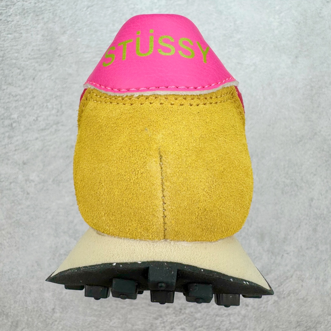 图片[8]-＃KZ纯原 Stussy x NK Roshe Run LD-1000 舒适百搭防滑耐磨低帮休闲跑步鞋男女同款 斯图西联名 棕粉 FQ5369-700 以其中白蓝色款式为例 设计师将白色作为底色 使用蓝色点缀两侧 NK Swoosh 提升视觉层次感的同时还进一步丰富色彩体系 材质方面更是尽显复古气质 全鞋采用大面积网眼面料设计 再在鞋头位置搭配上一大块绒面革 塑造出出色质感以及良好的透气性能 细节上 最醒目的便是两侧精致的Swoosh 点明品牌身份 此外鞋舌上出现的 Stussy 手绘涂鸦字体同样格外亮眼 不仅如此 鞋款后跟上还有 Stussy 字样 Logo 再次点题 彰显出该鞋款特有的联名属性 尺码：36 36.5 37.5 38 38.5 39 40 40.5 41 42 42.5 43 44 44.5 45 46-选品中心