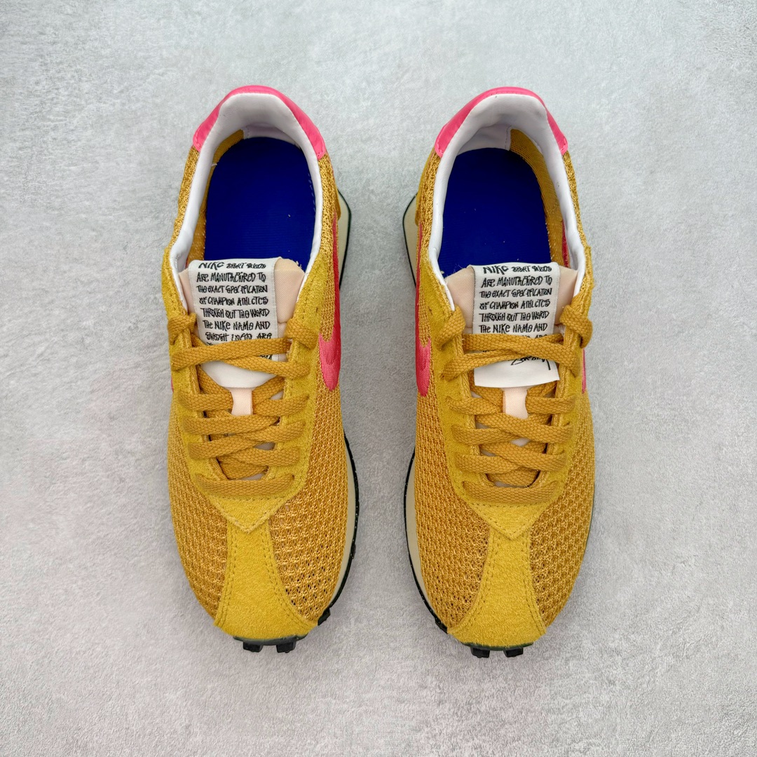 图片[2]-＃KZ纯原 Stussy x NK Roshe Run LD-1000 舒适百搭防滑耐磨低帮休闲跑步鞋男女同款 斯图西联名 棕粉 FQ5369-700 以其中白蓝色款式为例 设计师将白色作为底色 使用蓝色点缀两侧 NK Swoosh 提升视觉层次感的同时还进一步丰富色彩体系 材质方面更是尽显复古气质 全鞋采用大面积网眼面料设计 再在鞋头位置搭配上一大块绒面革 塑造出出色质感以及良好的透气性能 细节上 最醒目的便是两侧精致的Swoosh 点明品牌身份 此外鞋舌上出现的 Stussy 手绘涂鸦字体同样格外亮眼 不仅如此 鞋款后跟上还有 Stussy 字样 Logo 再次点题 彰显出该鞋款特有的联名属性 尺码：36 36.5 37.5 38 38.5 39 40 40.5 41 42 42.5 43 44 44.5 45 46-选品中心