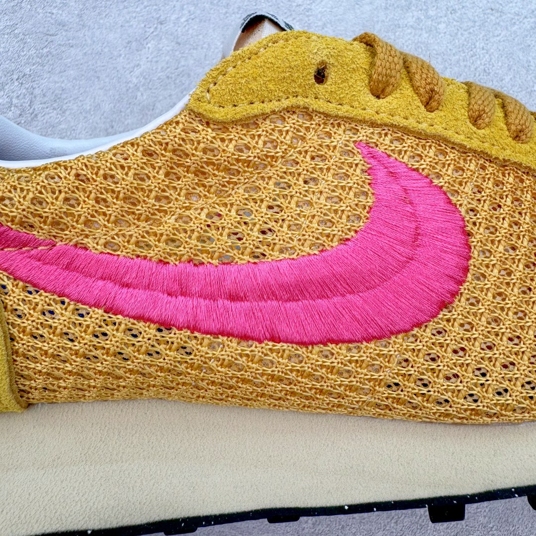 图片[19]-＃KZ纯原 Stussy x NK Roshe Run LD-1000 舒适百搭防滑耐磨低帮休闲跑步鞋男女同款 斯图西联名 棕粉 FQ5369-700 以其中白蓝色款式为例 设计师将白色作为底色 使用蓝色点缀两侧 NK Swoosh 提升视觉层次感的同时还进一步丰富色彩体系 材质方面更是尽显复古气质 全鞋采用大面积网眼面料设计 再在鞋头位置搭配上一大块绒面革 塑造出出色质感以及良好的透气性能 细节上 最醒目的便是两侧精致的Swoosh 点明品牌身份 此外鞋舌上出现的 Stussy 手绘涂鸦字体同样格外亮眼 不仅如此 鞋款后跟上还有 Stussy 字样 Logo 再次点题 彰显出该鞋款特有的联名属性 尺码：36 36.5 37.5 38 38.5 39 40 40.5 41 42 42.5 43 44 44.5 45 46-选品中心