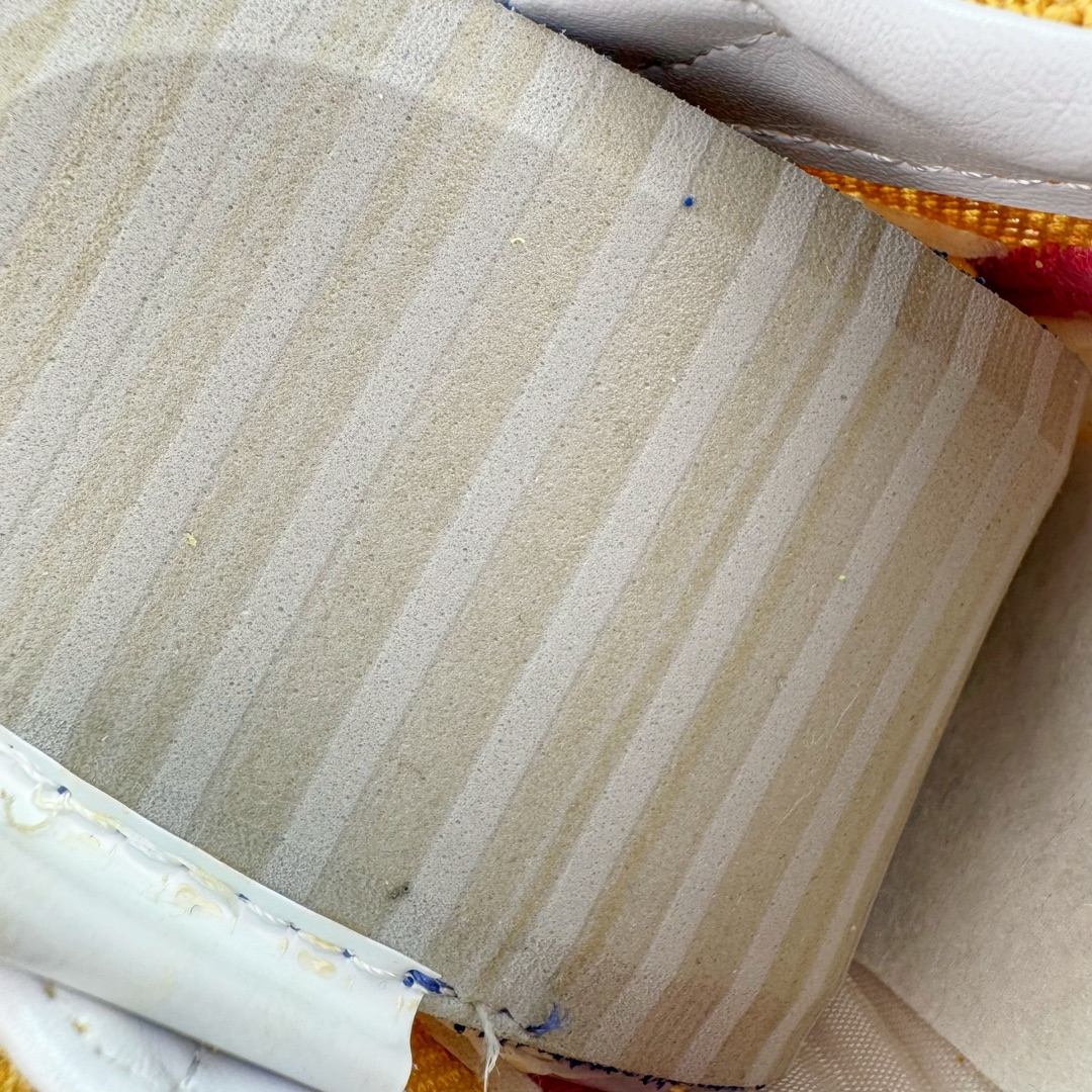 图片[11]-＃KZ纯原 Stussy x NK Roshe Run LD-1000 舒适百搭防滑耐磨低帮休闲跑步鞋男女同款 斯图西联名 棕粉 FQ5369-700 以其中白蓝色款式为例 设计师将白色作为底色 使用蓝色点缀两侧 NK Swoosh 提升视觉层次感的同时还进一步丰富色彩体系 材质方面更是尽显复古气质 全鞋采用大面积网眼面料设计 再在鞋头位置搭配上一大块绒面革 塑造出出色质感以及良好的透气性能 细节上 最醒目的便是两侧精致的Swoosh 点明品牌身份 此外鞋舌上出现的 Stussy 手绘涂鸦字体同样格外亮眼 不仅如此 鞋款后跟上还有 Stussy 字样 Logo 再次点题 彰显出该鞋款特有的联名属性 尺码：36 36.5 37.5 38 38.5 39 40 40.5 41 42 42.5 43 44 44.5 45 46-选品中心