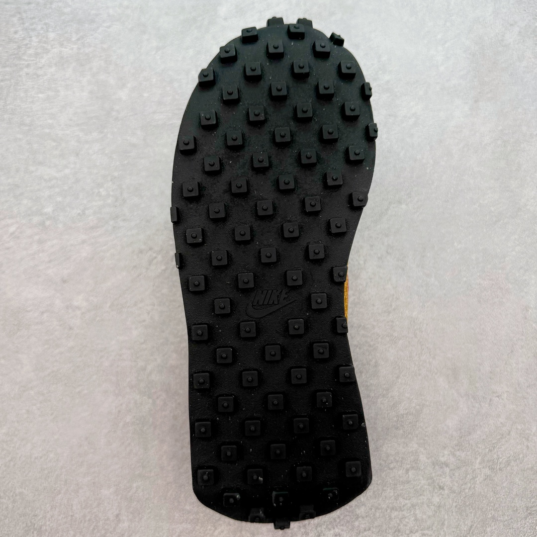 图片[9]-＃KZ纯原 Stussy x NK Roshe Run LD-1000 舒适百搭防滑耐磨低帮休闲跑步鞋男女同款 斯图西联名 棕粉 FQ5369-700 以其中白蓝色款式为例 设计师将白色作为底色 使用蓝色点缀两侧 NK Swoosh 提升视觉层次感的同时还进一步丰富色彩体系 材质方面更是尽显复古气质 全鞋采用大面积网眼面料设计 再在鞋头位置搭配上一大块绒面革 塑造出出色质感以及良好的透气性能 细节上 最醒目的便是两侧精致的Swoosh 点明品牌身份 此外鞋舌上出现的 Stussy 手绘涂鸦字体同样格外亮眼 不仅如此 鞋款后跟上还有 Stussy 字样 Logo 再次点题 彰显出该鞋款特有的联名属性 尺码：36 36.5 37.5 38 38.5 39 40 40.5 41 42 42.5 43 44 44.5 45 46-选品中心