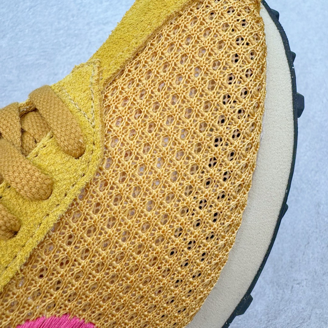 图片[18]-＃KZ纯原 Stussy x NK Roshe Run LD-1000 舒适百搭防滑耐磨低帮休闲跑步鞋男女同款 斯图西联名 棕粉 FQ5369-700 以其中白蓝色款式为例 设计师将白色作为底色 使用蓝色点缀两侧 NK Swoosh 提升视觉层次感的同时还进一步丰富色彩体系 材质方面更是尽显复古气质 全鞋采用大面积网眼面料设计 再在鞋头位置搭配上一大块绒面革 塑造出出色质感以及良好的透气性能 细节上 最醒目的便是两侧精致的Swoosh 点明品牌身份 此外鞋舌上出现的 Stussy 手绘涂鸦字体同样格外亮眼 不仅如此 鞋款后跟上还有 Stussy 字样 Logo 再次点题 彰显出该鞋款特有的联名属性 尺码：36 36.5 37.5 38 38.5 39 40 40.5 41 42 42.5 43 44 44.5 45 46-选品中心