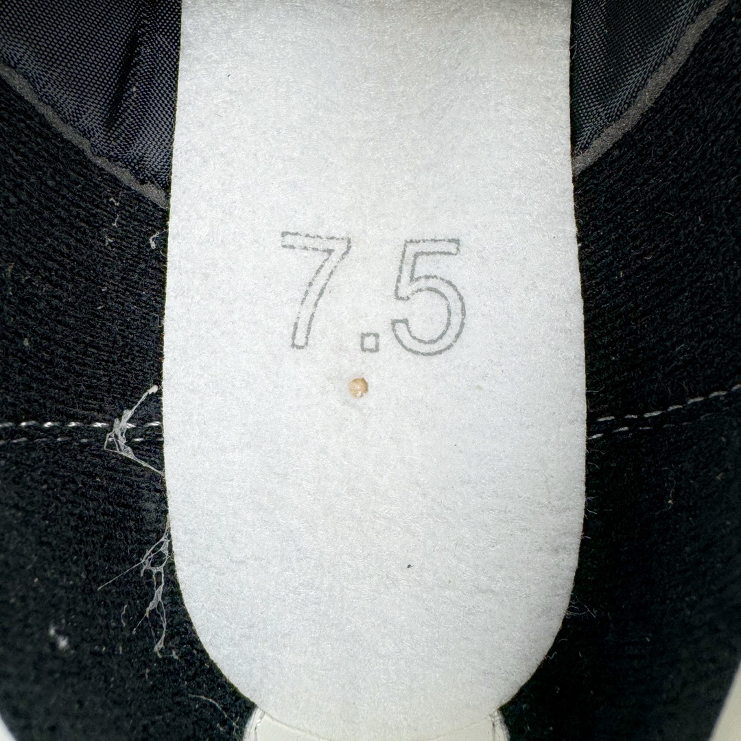 图片[10]-＃KZ纯原 Stussy x NK Roshe Run LD-1000 舒适百搭防滑耐磨低帮休闲跑步鞋男女同款 斯图西联名 黑白 HM0950-001 以其中白蓝色款式为例 设计师将白色作为底色 使用蓝色点缀两侧 NK Swoosh 提升视觉层次感的同时还进一步丰富色彩体系 材质方面更是尽显复古气质 全鞋采用大面积网眼面料设计 再在鞋头位置搭配上一大块绒面革 塑造出出色质感以及良好的透气性能 细节上 最醒目的便是两侧精致的Swoosh 点明品牌身份 此外鞋舌上出现的 Stussy 手绘涂鸦字体同样格外亮眼 不仅如此 鞋款后跟上还有 Stussy 字样 Logo 再次点题 彰显出该鞋款特有的联名属性 尺码：36 36.5 37.5 38 38.5 39 40 40.5 41 42 42.5 43 44 44.5 45 46-选品中心