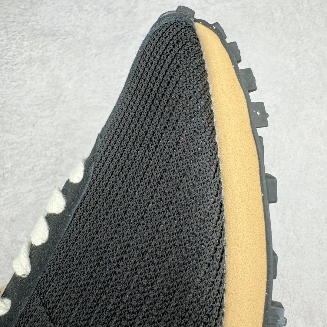 图片[16]-＃KZ纯原 Stussy x NK Roshe Run LD-1000 舒适百搭防滑耐磨低帮休闲跑步鞋男女同款 斯图西联名 黑白 HM0950-001 以其中白蓝色款式为例 设计师将白色作为底色 使用蓝色点缀两侧 NK Swoosh 提升视觉层次感的同时还进一步丰富色彩体系 材质方面更是尽显复古气质 全鞋采用大面积网眼面料设计 再在鞋头位置搭配上一大块绒面革 塑造出出色质感以及良好的透气性能 细节上 最醒目的便是两侧精致的Swoosh 点明品牌身份 此外鞋舌上出现的 Stussy 手绘涂鸦字体同样格外亮眼 不仅如此 鞋款后跟上还有 Stussy 字样 Logo 再次点题 彰显出该鞋款特有的联名属性 尺码：36 36.5 37.5 38 38.5 39 40 40.5 41 42 42.5 43 44 44.5 45 46-选品中心