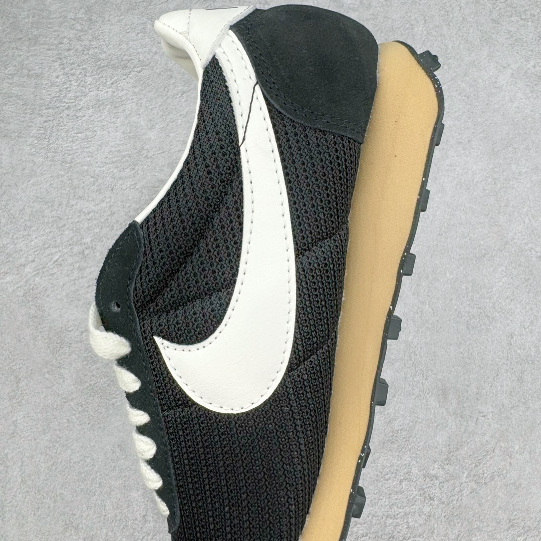 图片[7]-＃KZ纯原 Stussy x NK Roshe Run LD-1000 舒适百搭防滑耐磨低帮休闲跑步鞋男女同款 斯图西联名 黑白 HM0950-001 以其中白蓝色款式为例 设计师将白色作为底色 使用蓝色点缀两侧 NK Swoosh 提升视觉层次感的同时还进一步丰富色彩体系 材质方面更是尽显复古气质 全鞋采用大面积网眼面料设计 再在鞋头位置搭配上一大块绒面革 塑造出出色质感以及良好的透气性能 细节上 最醒目的便是两侧精致的Swoosh 点明品牌身份 此外鞋舌上出现的 Stussy 手绘涂鸦字体同样格外亮眼 不仅如此 鞋款后跟上还有 Stussy 字样 Logo 再次点题 彰显出该鞋款特有的联名属性 尺码：36 36.5 37.5 38 38.5 39 40 40.5 41 42 42.5 43 44 44.5 45 46-选品中心