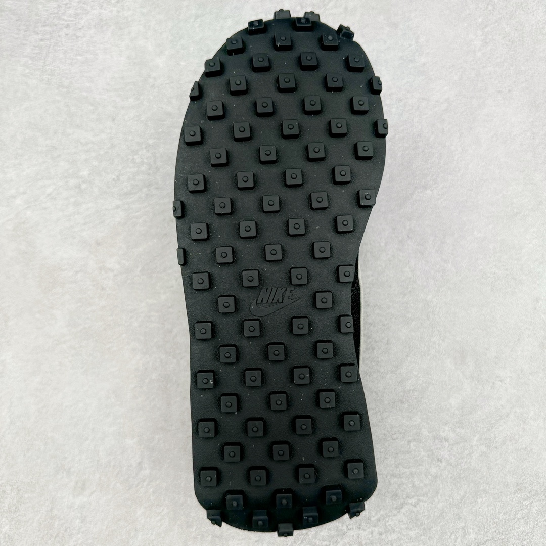 图片[9]-＃KZ纯原 Stussy x NK Roshe Run LD-1000 舒适百搭防滑耐磨低帮休闲跑步鞋男女同款 斯图西联名 黑白 HM0950-001 以其中白蓝色款式为例 设计师将白色作为底色 使用蓝色点缀两侧 NK Swoosh 提升视觉层次感的同时还进一步丰富色彩体系 材质方面更是尽显复古气质 全鞋采用大面积网眼面料设计 再在鞋头位置搭配上一大块绒面革 塑造出出色质感以及良好的透气性能 细节上 最醒目的便是两侧精致的Swoosh 点明品牌身份 此外鞋舌上出现的 Stussy 手绘涂鸦字体同样格外亮眼 不仅如此 鞋款后跟上还有 Stussy 字样 Logo 再次点题 彰显出该鞋款特有的联名属性 尺码：36 36.5 37.5 38 38.5 39 40 40.5 41 42 42.5 43 44 44.5 45 46-选品中心