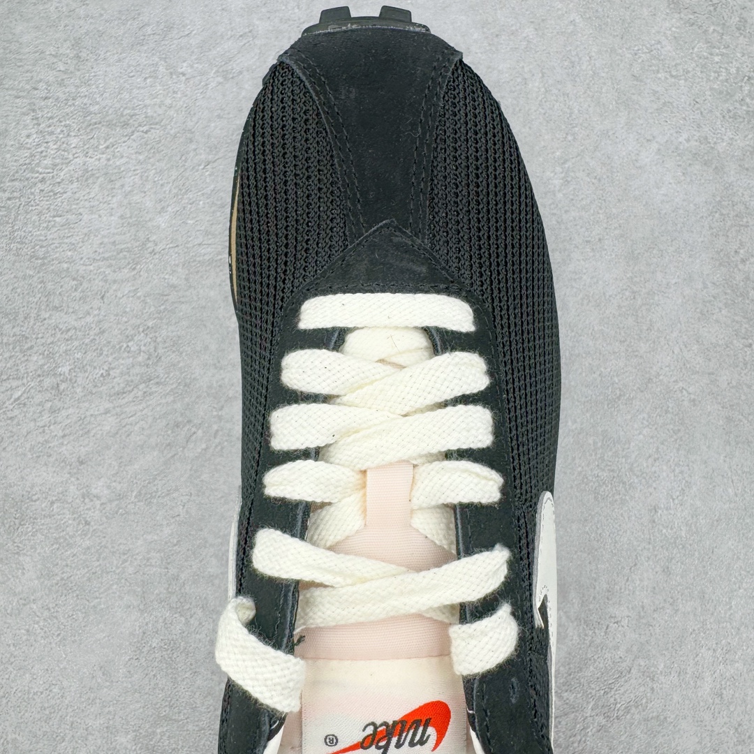 图片[4]-＃KZ纯原 Stussy x NK Roshe Run LD-1000 舒适百搭防滑耐磨低帮休闲跑步鞋男女同款 斯图西联名 黑白 HM0950-001 以其中白蓝色款式为例 设计师将白色作为底色 使用蓝色点缀两侧 NK Swoosh 提升视觉层次感的同时还进一步丰富色彩体系 材质方面更是尽显复古气质 全鞋采用大面积网眼面料设计 再在鞋头位置搭配上一大块绒面革 塑造出出色质感以及良好的透气性能 细节上 最醒目的便是两侧精致的Swoosh 点明品牌身份 此外鞋舌上出现的 Stussy 手绘涂鸦字体同样格外亮眼 不仅如此 鞋款后跟上还有 Stussy 字样 Logo 再次点题 彰显出该鞋款特有的联名属性 尺码：36 36.5 37.5 38 38.5 39 40 40.5 41 42 42.5 43 44 44.5 45 46-选品中心