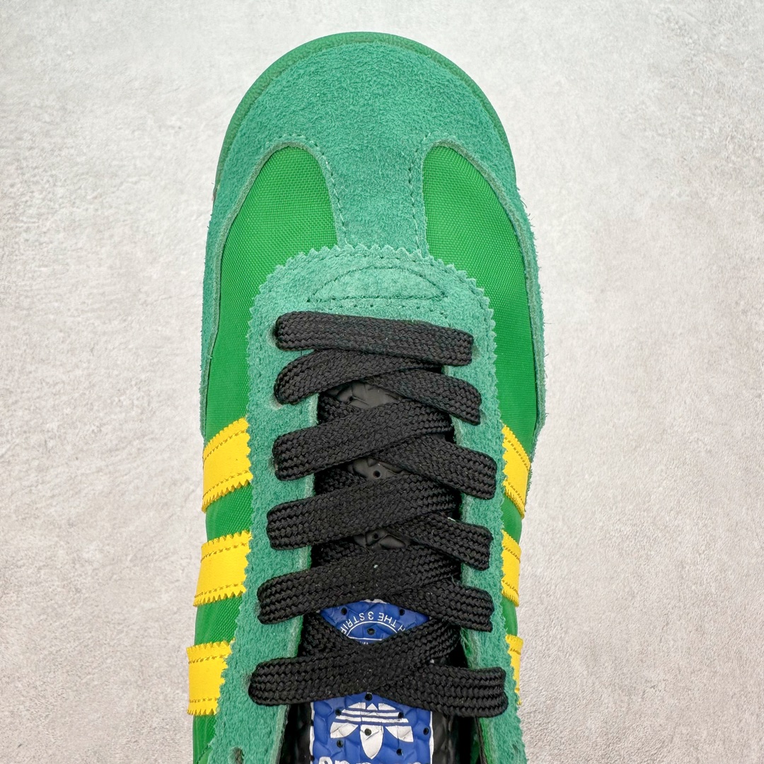 图片[4]-AD Wmns SL72 OG 系列德训足球风百搭低帮休闲运动板鞋 Originals推出复古「T头鞋」造型的SL72鞋款复刻，有男女两款可选。男生款为SL72RS，鞋型挺立饱满，鞋底增加高度，采用麂皮与布面制作，符合复古氛围；女生款为SL72OGW，致敬经典款式，鞋身纤细，还原70年代设计，以绿色呈现，点缀金色细节。多款配色可选。「T 头鞋」这两年有多火大家见到了吧？明星、穿搭博主几乎人手一双，凭借复古味的外观，以及亲民的价格，同样成为了不少球鞋玩家日常上脚首选。近日 adidas Originals 将有「T 头鞋」造型的诞生于 1972 年的 SL72 鞋款复刻带回，各位买鞋又有新选择了。1972 年 SL72 问世后，引领了后来阿迪达斯的跑鞋发展方向，其中「SL」代表了 Super Light，彰显了产品轻便的特性。1972 年 SL72 问世后，引领了后来阿迪达斯的跑鞋发展方向，其中「SL」代表了 Super Light，彰显了产品轻便的特性。这次 adidas Originals 延续其轻质经典的基因，带来男女两款 SL72。男生款带来 SL72 RS 鞋型，RS 意为 Reshaped（重塑），鞋款在保留了经典的外观基础上，在尼龙材质里增加了填充物，使鞋型更加挺立和饱满，鞋头则更加圆润，鞋底的 EVA 材质则增加了鞋款的高度。女生款则带来 SL72 OG W 鞋型，OG 顾名思义则是致敬经典款式，相较于 RS（Reshaped）鞋款，鞋身更加纤细，其整体鞋身轮廓、线条、细节、材质上尊崇 70 年代 SL72 的设计，还原经典味道。尺码：36 36⅔ 37⅓ 38 38⅔ 39⅓ 40 40⅔ 41⅓ 42 42⅔ 43⅓ 44 44⅔ 45-选品中心