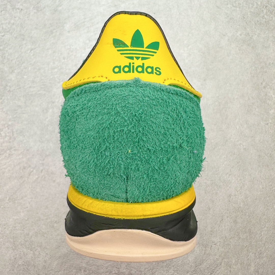 图片[8]-AD Wmns SL72 OG 系列德训足球风百搭低帮休闲运动板鞋 Originals推出复古「T头鞋」造型的SL72鞋款复刻，有男女两款可选。男生款为SL72RS，鞋型挺立饱满，鞋底增加高度，采用麂皮与布面制作，符合复古氛围；女生款为SL72OGW，致敬经典款式，鞋身纤细，还原70年代设计，以绿色呈现，点缀金色细节。多款配色可选。「T 头鞋」这两年有多火大家见到了吧？明星、穿搭博主几乎人手一双，凭借复古味的外观，以及亲民的价格，同样成为了不少球鞋玩家日常上脚首选。近日 adidas Originals 将有「T 头鞋」造型的诞生于 1972 年的 SL72 鞋款复刻带回，各位买鞋又有新选择了。1972 年 SL72 问世后，引领了后来阿迪达斯的跑鞋发展方向，其中「SL」代表了 Super Light，彰显了产品轻便的特性。1972 年 SL72 问世后，引领了后来阿迪达斯的跑鞋发展方向，其中「SL」代表了 Super Light，彰显了产品轻便的特性。这次 adidas Originals 延续其轻质经典的基因，带来男女两款 SL72。男生款带来 SL72 RS 鞋型，RS 意为 Reshaped（重塑），鞋款在保留了经典的外观基础上，在尼龙材质里增加了填充物，使鞋型更加挺立和饱满，鞋头则更加圆润，鞋底的 EVA 材质则增加了鞋款的高度。女生款则带来 SL72 OG W 鞋型，OG 顾名思义则是致敬经典款式，相较于 RS（Reshaped）鞋款，鞋身更加纤细，其整体鞋身轮廓、线条、细节、材质上尊崇 70 年代 SL72 的设计，还原经典味道。尺码：36 36⅔ 37⅓ 38 38⅔ 39⅓ 40 40⅔ 41⅓ 42 42⅔ 43⅓ 44 44⅔ 45-选品中心