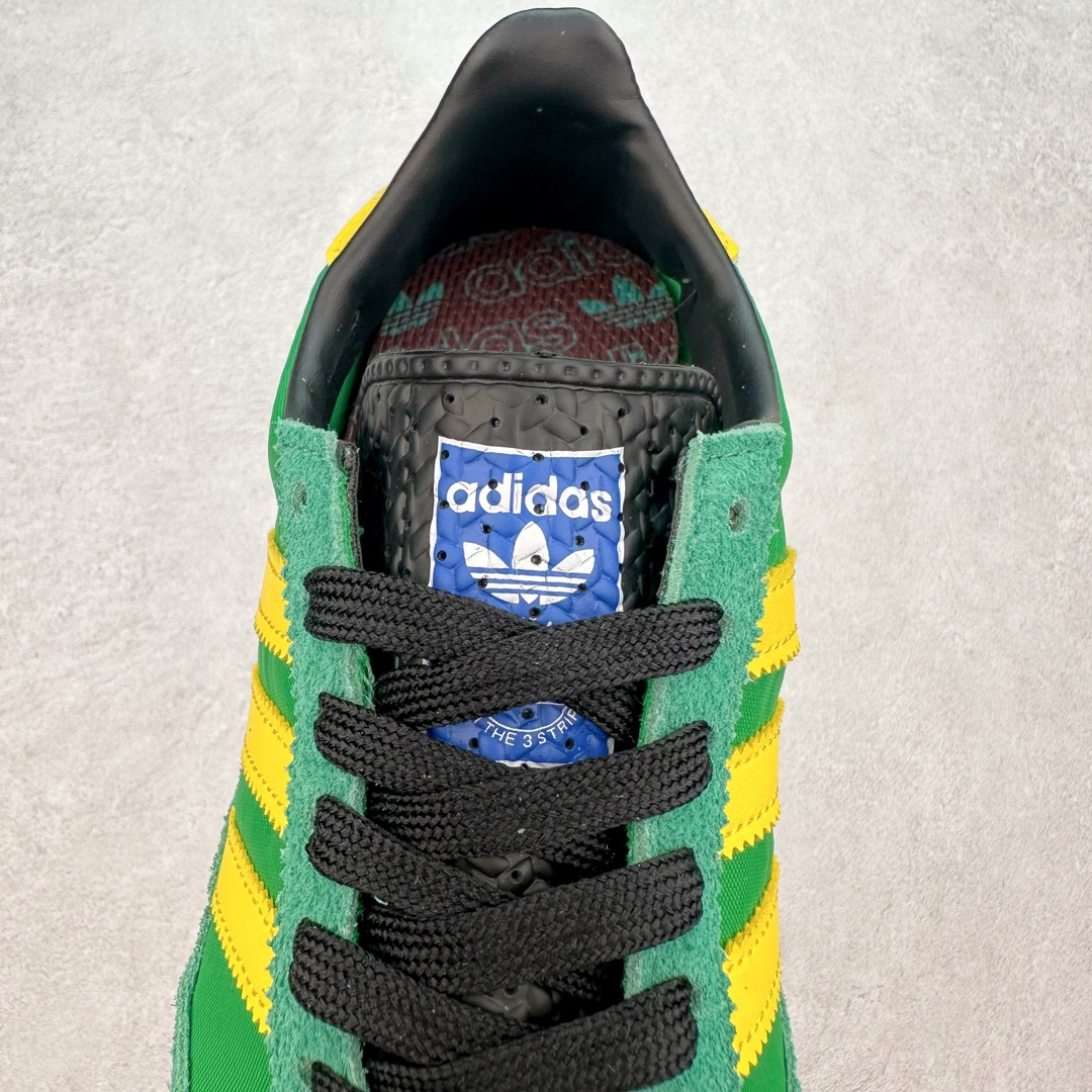 图片[5]-AD Wmns SL72 OG 系列德训足球风百搭低帮休闲运动板鞋 Originals推出复古「T头鞋」造型的SL72鞋款复刻，有男女两款可选。男生款为SL72RS，鞋型挺立饱满，鞋底增加高度，采用麂皮与布面制作，符合复古氛围；女生款为SL72OGW，致敬经典款式，鞋身纤细，还原70年代设计，以绿色呈现，点缀金色细节。多款配色可选。「T 头鞋」这两年有多火大家见到了吧？明星、穿搭博主几乎人手一双，凭借复古味的外观，以及亲民的价格，同样成为了不少球鞋玩家日常上脚首选。近日 adidas Originals 将有「T 头鞋」造型的诞生于 1972 年的 SL72 鞋款复刻带回，各位买鞋又有新选择了。1972 年 SL72 问世后，引领了后来阿迪达斯的跑鞋发展方向，其中「SL」代表了 Super Light，彰显了产品轻便的特性。1972 年 SL72 问世后，引领了后来阿迪达斯的跑鞋发展方向，其中「SL」代表了 Super Light，彰显了产品轻便的特性。这次 adidas Originals 延续其轻质经典的基因，带来男女两款 SL72。男生款带来 SL72 RS 鞋型，RS 意为 Reshaped（重塑），鞋款在保留了经典的外观基础上，在尼龙材质里增加了填充物，使鞋型更加挺立和饱满，鞋头则更加圆润，鞋底的 EVA 材质则增加了鞋款的高度。女生款则带来 SL72 OG W 鞋型，OG 顾名思义则是致敬经典款式，相较于 RS（Reshaped）鞋款，鞋身更加纤细，其整体鞋身轮廓、线条、细节、材质上尊崇 70 年代 SL72 的设计，还原经典味道。尺码：36 36⅔ 37⅓ 38 38⅔ 39⅓ 40 40⅔ 41⅓ 42 42⅔ 43⅓ 44 44⅔ 45-选品中心