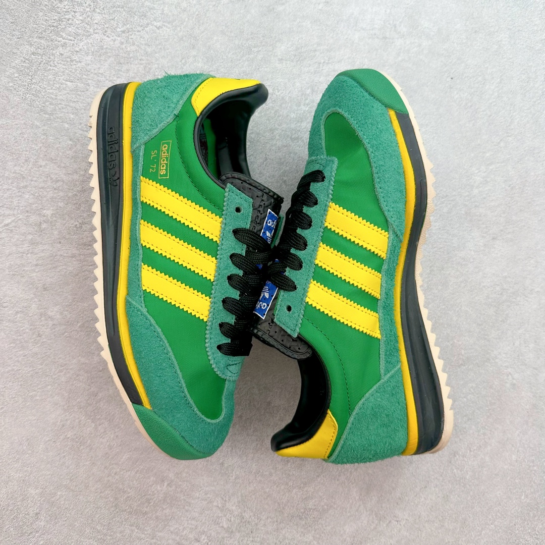 图片[3]-AD Wmns SL72 OG 系列德训足球风百搭低帮休闲运动板鞋 Originals推出复古「T头鞋」造型的SL72鞋款复刻，有男女两款可选。男生款为SL72RS，鞋型挺立饱满，鞋底增加高度，采用麂皮与布面制作，符合复古氛围；女生款为SL72OGW，致敬经典款式，鞋身纤细，还原70年代设计，以绿色呈现，点缀金色细节。多款配色可选。「T 头鞋」这两年有多火大家见到了吧？明星、穿搭博主几乎人手一双，凭借复古味的外观，以及亲民的价格，同样成为了不少球鞋玩家日常上脚首选。近日 adidas Originals 将有「T 头鞋」造型的诞生于 1972 年的 SL72 鞋款复刻带回，各位买鞋又有新选择了。1972 年 SL72 问世后，引领了后来阿迪达斯的跑鞋发展方向，其中「SL」代表了 Super Light，彰显了产品轻便的特性。1972 年 SL72 问世后，引领了后来阿迪达斯的跑鞋发展方向，其中「SL」代表了 Super Light，彰显了产品轻便的特性。这次 adidas Originals 延续其轻质经典的基因，带来男女两款 SL72。男生款带来 SL72 RS 鞋型，RS 意为 Reshaped（重塑），鞋款在保留了经典的外观基础上，在尼龙材质里增加了填充物，使鞋型更加挺立和饱满，鞋头则更加圆润，鞋底的 EVA 材质则增加了鞋款的高度。女生款则带来 SL72 OG W 鞋型，OG 顾名思义则是致敬经典款式，相较于 RS（Reshaped）鞋款，鞋身更加纤细，其整体鞋身轮廓、线条、细节、材质上尊崇 70 年代 SL72 的设计，还原经典味道。尺码：36 36⅔ 37⅓ 38 38⅔ 39⅓ 40 40⅔ 41⅓ 42 42⅔ 43⅓ 44 44⅔ 45-选品中心