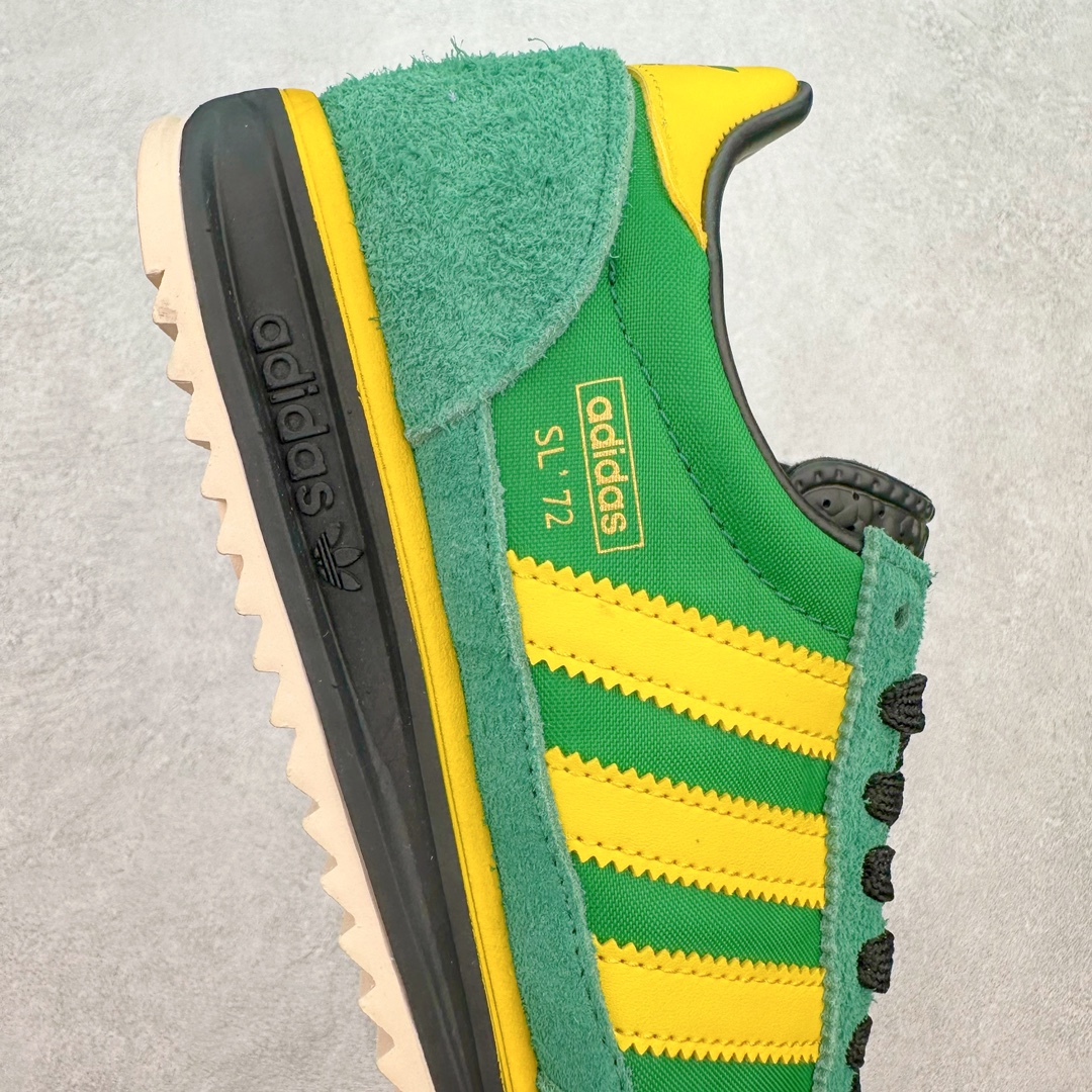 图片[6]-AD Wmns SL72 OG 系列德训足球风百搭低帮休闲运动板鞋 Originals推出复古「T头鞋」造型的SL72鞋款复刻，有男女两款可选。男生款为SL72RS，鞋型挺立饱满，鞋底增加高度，采用麂皮与布面制作，符合复古氛围；女生款为SL72OGW，致敬经典款式，鞋身纤细，还原70年代设计，以绿色呈现，点缀金色细节。多款配色可选。「T 头鞋」这两年有多火大家见到了吧？明星、穿搭博主几乎人手一双，凭借复古味的外观，以及亲民的价格，同样成为了不少球鞋玩家日常上脚首选。近日 adidas Originals 将有「T 头鞋」造型的诞生于 1972 年的 SL72 鞋款复刻带回，各位买鞋又有新选择了。1972 年 SL72 问世后，引领了后来阿迪达斯的跑鞋发展方向，其中「SL」代表了 Super Light，彰显了产品轻便的特性。1972 年 SL72 问世后，引领了后来阿迪达斯的跑鞋发展方向，其中「SL」代表了 Super Light，彰显了产品轻便的特性。这次 adidas Originals 延续其轻质经典的基因，带来男女两款 SL72。男生款带来 SL72 RS 鞋型，RS 意为 Reshaped（重塑），鞋款在保留了经典的外观基础上，在尼龙材质里增加了填充物，使鞋型更加挺立和饱满，鞋头则更加圆润，鞋底的 EVA 材质则增加了鞋款的高度。女生款则带来 SL72 OG W 鞋型，OG 顾名思义则是致敬经典款式，相较于 RS（Reshaped）鞋款，鞋身更加纤细，其整体鞋身轮廓、线条、细节、材质上尊崇 70 年代 SL72 的设计，还原经典味道。尺码：36 36⅔ 37⅓ 38 38⅔ 39⅓ 40 40⅔ 41⅓ 42 42⅔ 43⅓ 44 44⅔ 45-选品中心