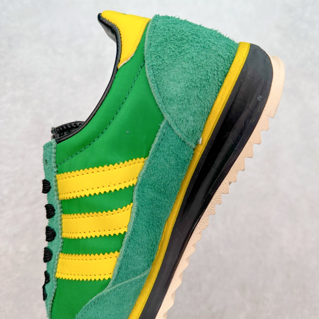 图片[7]-AD Wmns SL72 OG 系列德训足球风百搭低帮休闲运动板鞋 Originals推出复古「T头鞋」造型的SL72鞋款复刻，有男女两款可选。男生款为SL72RS，鞋型挺立饱满，鞋底增加高度，采用麂皮与布面制作，符合复古氛围；女生款为SL72OGW，致敬经典款式，鞋身纤细，还原70年代设计，以绿色呈现，点缀金色细节。多款配色可选。「T 头鞋」这两年有多火大家见到了吧？明星、穿搭博主几乎人手一双，凭借复古味的外观，以及亲民的价格，同样成为了不少球鞋玩家日常上脚首选。近日 adidas Originals 将有「T 头鞋」造型的诞生于 1972 年的 SL72 鞋款复刻带回，各位买鞋又有新选择了。1972 年 SL72 问世后，引领了后来阿迪达斯的跑鞋发展方向，其中「SL」代表了 Super Light，彰显了产品轻便的特性。1972 年 SL72 问世后，引领了后来阿迪达斯的跑鞋发展方向，其中「SL」代表了 Super Light，彰显了产品轻便的特性。这次 adidas Originals 延续其轻质经典的基因，带来男女两款 SL72。男生款带来 SL72 RS 鞋型，RS 意为 Reshaped（重塑），鞋款在保留了经典的外观基础上，在尼龙材质里增加了填充物，使鞋型更加挺立和饱满，鞋头则更加圆润，鞋底的 EVA 材质则增加了鞋款的高度。女生款则带来 SL72 OG W 鞋型，OG 顾名思义则是致敬经典款式，相较于 RS（Reshaped）鞋款，鞋身更加纤细，其整体鞋身轮廓、线条、细节、材质上尊崇 70 年代 SL72 的设计，还原经典味道。尺码：36 36⅔ 37⅓ 38 38⅔ 39⅓ 40 40⅔ 41⅓ 42 42⅔ 43⅓ 44 44⅔ 45-选品中心