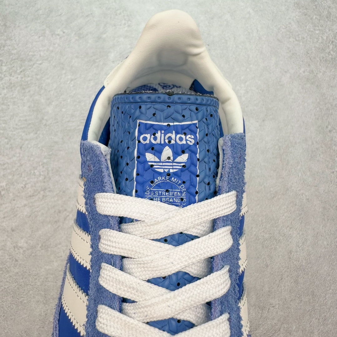 图片[5]-AD Wmns SL72 OG 系列德训足球风百搭低帮休闲运动板鞋 Originals推出复古「T头鞋」造型的SL72鞋款复刻，有男女两款可选。男生款为SL72RS，鞋型挺立饱满，鞋底增加高度，采用麂皮与布面制作，符合复古氛围；女生款为SL72OGW，致敬经典款式，鞋身纤细，还原70年代设计，以绿色呈现，点缀金色细节。多款配色可选。「T 头鞋」这两年有多火大家见到了吧？明星、穿搭博主几乎人手一双，凭借复古味的外观，以及亲民的价格，同样成为了不少球鞋玩家日常上脚首选。近日 adidas Originals 将有「T 头鞋」造型的诞生于 1972 年的 SL72 鞋款复刻带回，各位买鞋又有新选择了。1972 年 SL72 问世后，引领了后来阿迪达斯的跑鞋发展方向，其中「SL」代表了 Super Light，彰显了产品轻便的特性。1972 年 SL72 问世后，引领了后来阿迪达斯的跑鞋发展方向，其中「SL」代表了 Super Light，彰显了产品轻便的特性。这次 adidas Originals 延续其轻质经典的基因，带来男女两款 SL72。男生款带来 SL72 RS 鞋型，RS 意为 Reshaped（重塑），鞋款在保留了经典的外观基础上，在尼龙材质里增加了填充物，使鞋型更加挺立和饱满，鞋头则更加圆润，鞋底的 EVA 材质则增加了鞋款的高度。女生款则带来 SL72 OG W 鞋型，OG 顾名思义则是致敬经典款式，相较于 RS（Reshaped）鞋款，鞋身更加纤细，其整体鞋身轮廓、线条、细节、材质上尊崇 70 年代 SL72 的设计，还原经典味道。尺码：36 36⅔ 37⅓ 38 38⅔ 39⅓ 40 40⅔ 41⅓ 42 42⅔ 43⅓ 44 44⅔ 45-选品中心