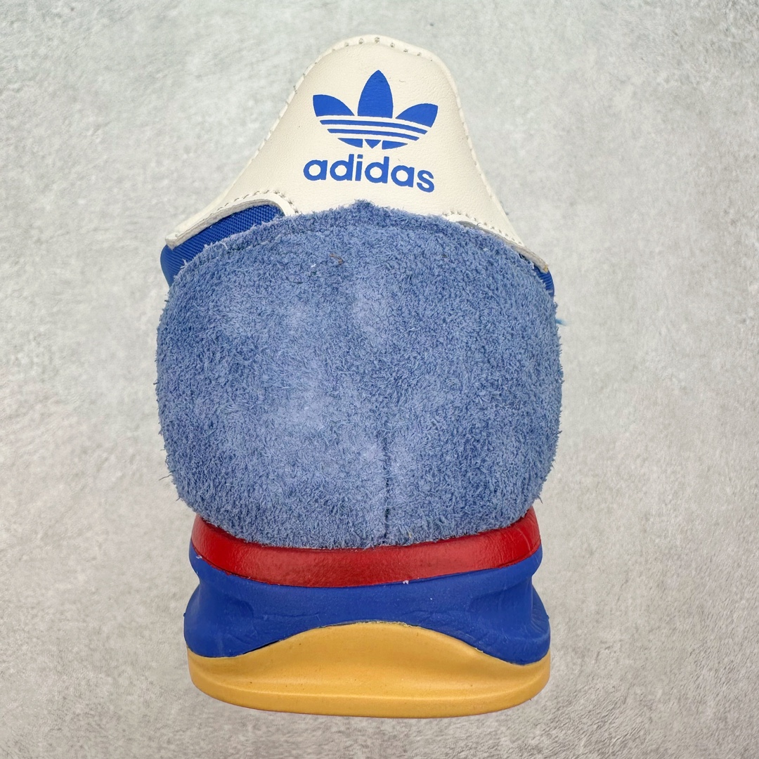 图片[8]-AD Wmns SL72 OG 系列德训足球风百搭低帮休闲运动板鞋 Originals推出复古「T头鞋」造型的SL72鞋款复刻，有男女两款可选。男生款为SL72RS，鞋型挺立饱满，鞋底增加高度，采用麂皮与布面制作，符合复古氛围；女生款为SL72OGW，致敬经典款式，鞋身纤细，还原70年代设计，以绿色呈现，点缀金色细节。多款配色可选。「T 头鞋」这两年有多火大家见到了吧？明星、穿搭博主几乎人手一双，凭借复古味的外观，以及亲民的价格，同样成为了不少球鞋玩家日常上脚首选。近日 adidas Originals 将有「T 头鞋」造型的诞生于 1972 年的 SL72 鞋款复刻带回，各位买鞋又有新选择了。1972 年 SL72 问世后，引领了后来阿迪达斯的跑鞋发展方向，其中「SL」代表了 Super Light，彰显了产品轻便的特性。1972 年 SL72 问世后，引领了后来阿迪达斯的跑鞋发展方向，其中「SL」代表了 Super Light，彰显了产品轻便的特性。这次 adidas Originals 延续其轻质经典的基因，带来男女两款 SL72。男生款带来 SL72 RS 鞋型，RS 意为 Reshaped（重塑），鞋款在保留了经典的外观基础上，在尼龙材质里增加了填充物，使鞋型更加挺立和饱满，鞋头则更加圆润，鞋底的 EVA 材质则增加了鞋款的高度。女生款则带来 SL72 OG W 鞋型，OG 顾名思义则是致敬经典款式，相较于 RS（Reshaped）鞋款，鞋身更加纤细，其整体鞋身轮廓、线条、细节、材质上尊崇 70 年代 SL72 的设计，还原经典味道。尺码：36 36⅔ 37⅓ 38 38⅔ 39⅓ 40 40⅔ 41⅓ 42 42⅔ 43⅓ 44 44⅔ 45-选品中心