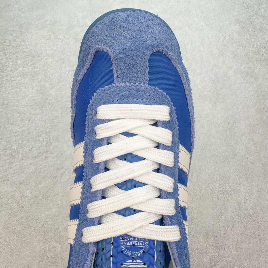 图片[4]-AD Wmns SL72 OG 系列德训足球风百搭低帮休闲运动板鞋 Originals推出复古「T头鞋」造型的SL72鞋款复刻，有男女两款可选。男生款为SL72RS，鞋型挺立饱满，鞋底增加高度，采用麂皮与布面制作，符合复古氛围；女生款为SL72OGW，致敬经典款式，鞋身纤细，还原70年代设计，以绿色呈现，点缀金色细节。多款配色可选。「T 头鞋」这两年有多火大家见到了吧？明星、穿搭博主几乎人手一双，凭借复古味的外观，以及亲民的价格，同样成为了不少球鞋玩家日常上脚首选。近日 adidas Originals 将有「T 头鞋」造型的诞生于 1972 年的 SL72 鞋款复刻带回，各位买鞋又有新选择了。1972 年 SL72 问世后，引领了后来阿迪达斯的跑鞋发展方向，其中「SL」代表了 Super Light，彰显了产品轻便的特性。1972 年 SL72 问世后，引领了后来阿迪达斯的跑鞋发展方向，其中「SL」代表了 Super Light，彰显了产品轻便的特性。这次 adidas Originals 延续其轻质经典的基因，带来男女两款 SL72。男生款带来 SL72 RS 鞋型，RS 意为 Reshaped（重塑），鞋款在保留了经典的外观基础上，在尼龙材质里增加了填充物，使鞋型更加挺立和饱满，鞋头则更加圆润，鞋底的 EVA 材质则增加了鞋款的高度。女生款则带来 SL72 OG W 鞋型，OG 顾名思义则是致敬经典款式，相较于 RS（Reshaped）鞋款，鞋身更加纤细，其整体鞋身轮廓、线条、细节、材质上尊崇 70 年代 SL72 的设计，还原经典味道。尺码：36 36⅔ 37⅓ 38 38⅔ 39⅓ 40 40⅔ 41⅓ 42 42⅔ 43⅓ 44 44⅔ 45-选品中心