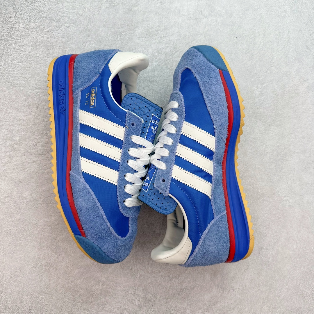 图片[3]-AD Wmns SL72 OG 系列德训足球风百搭低帮休闲运动板鞋 Originals推出复古「T头鞋」造型的SL72鞋款复刻，有男女两款可选。男生款为SL72RS，鞋型挺立饱满，鞋底增加高度，采用麂皮与布面制作，符合复古氛围；女生款为SL72OGW，致敬经典款式，鞋身纤细，还原70年代设计，以绿色呈现，点缀金色细节。多款配色可选。「T 头鞋」这两年有多火大家见到了吧？明星、穿搭博主几乎人手一双，凭借复古味的外观，以及亲民的价格，同样成为了不少球鞋玩家日常上脚首选。近日 adidas Originals 将有「T 头鞋」造型的诞生于 1972 年的 SL72 鞋款复刻带回，各位买鞋又有新选择了。1972 年 SL72 问世后，引领了后来阿迪达斯的跑鞋发展方向，其中「SL」代表了 Super Light，彰显了产品轻便的特性。1972 年 SL72 问世后，引领了后来阿迪达斯的跑鞋发展方向，其中「SL」代表了 Super Light，彰显了产品轻便的特性。这次 adidas Originals 延续其轻质经典的基因，带来男女两款 SL72。男生款带来 SL72 RS 鞋型，RS 意为 Reshaped（重塑），鞋款在保留了经典的外观基础上，在尼龙材质里增加了填充物，使鞋型更加挺立和饱满，鞋头则更加圆润，鞋底的 EVA 材质则增加了鞋款的高度。女生款则带来 SL72 OG W 鞋型，OG 顾名思义则是致敬经典款式，相较于 RS（Reshaped）鞋款，鞋身更加纤细，其整体鞋身轮廓、线条、细节、材质上尊崇 70 年代 SL72 的设计，还原经典味道。尺码：36 36⅔ 37⅓ 38 38⅔ 39⅓ 40 40⅔ 41⅓ 42 42⅔ 43⅓ 44 44⅔ 45-选品中心