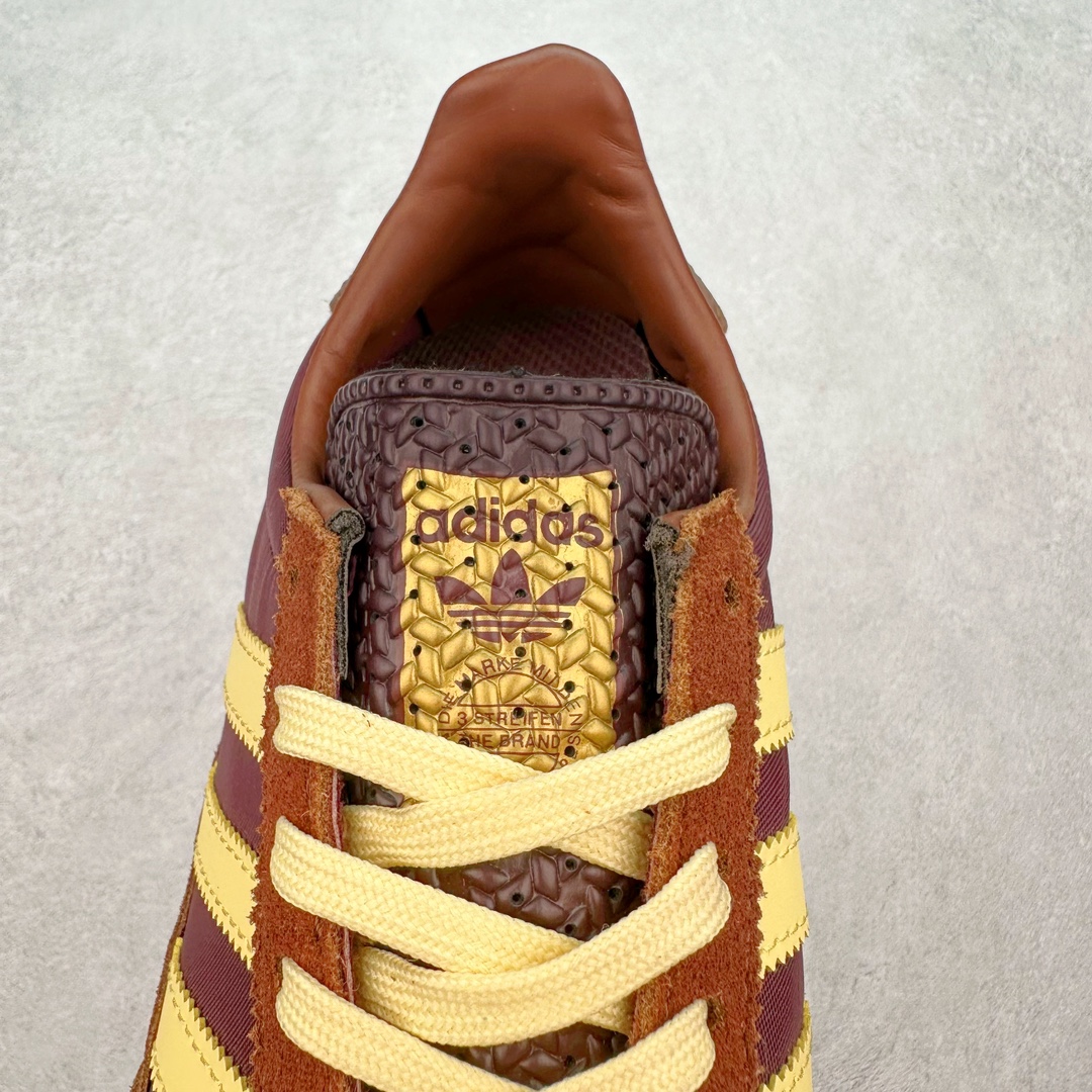 图片[5]-AD Wmns SL72 OG 系列德训足球风百搭低帮休闲运动板鞋 Originals推出复古「T头鞋」造型的SL72鞋款复刻，有男女两款可选。男生款为SL72RS，鞋型挺立饱满，鞋底增加高度，采用麂皮与布面制作，符合复古氛围；女生款为SL72OGW，致敬经典款式，鞋身纤细，还原70年代设计，以绿色呈现，点缀金色细节。多款配色可选。「T 头鞋」这两年有多火大家见到了吧？明星、穿搭博主几乎人手一双，凭借复古味的外观，以及亲民的价格，同样成为了不少球鞋玩家日常上脚首选。近日 adidas Originals 将有「T 头鞋」造型的诞生于 1972 年的 SL72 鞋款复刻带回，各位买鞋又有新选择了。1972 年 SL72 问世后，引领了后来阿迪达斯的跑鞋发展方向，其中「SL」代表了 Super Light，彰显了产品轻便的特性。1972 年 SL72 问世后，引领了后来阿迪达斯的跑鞋发展方向，其中「SL」代表了 Super Light，彰显了产品轻便的特性。这次 adidas Originals 延续其轻质经典的基因，带来男女两款 SL72。男生款带来 SL72 RS 鞋型，RS 意为 Reshaped（重塑），鞋款在保留了经典的外观基础上，在尼龙材质里增加了填充物，使鞋型更加挺立和饱满，鞋头则更加圆润，鞋底的 EVA 材质则增加了鞋款的高度。女生款则带来 SL72 OG W 鞋型，OG 顾名思义则是致敬经典款式，相较于 RS（Reshaped）鞋款，鞋身更加纤细，其整体鞋身轮廓、线条、细节、材质上尊崇 70 年代 SL72 的设计，还原经典味道。尺码：36 36⅔ 37⅓ 38 38⅔ 39⅓ 40 40⅔ 41⅓ 42 42⅔ 43⅓ 44 44⅔ 45-选品中心