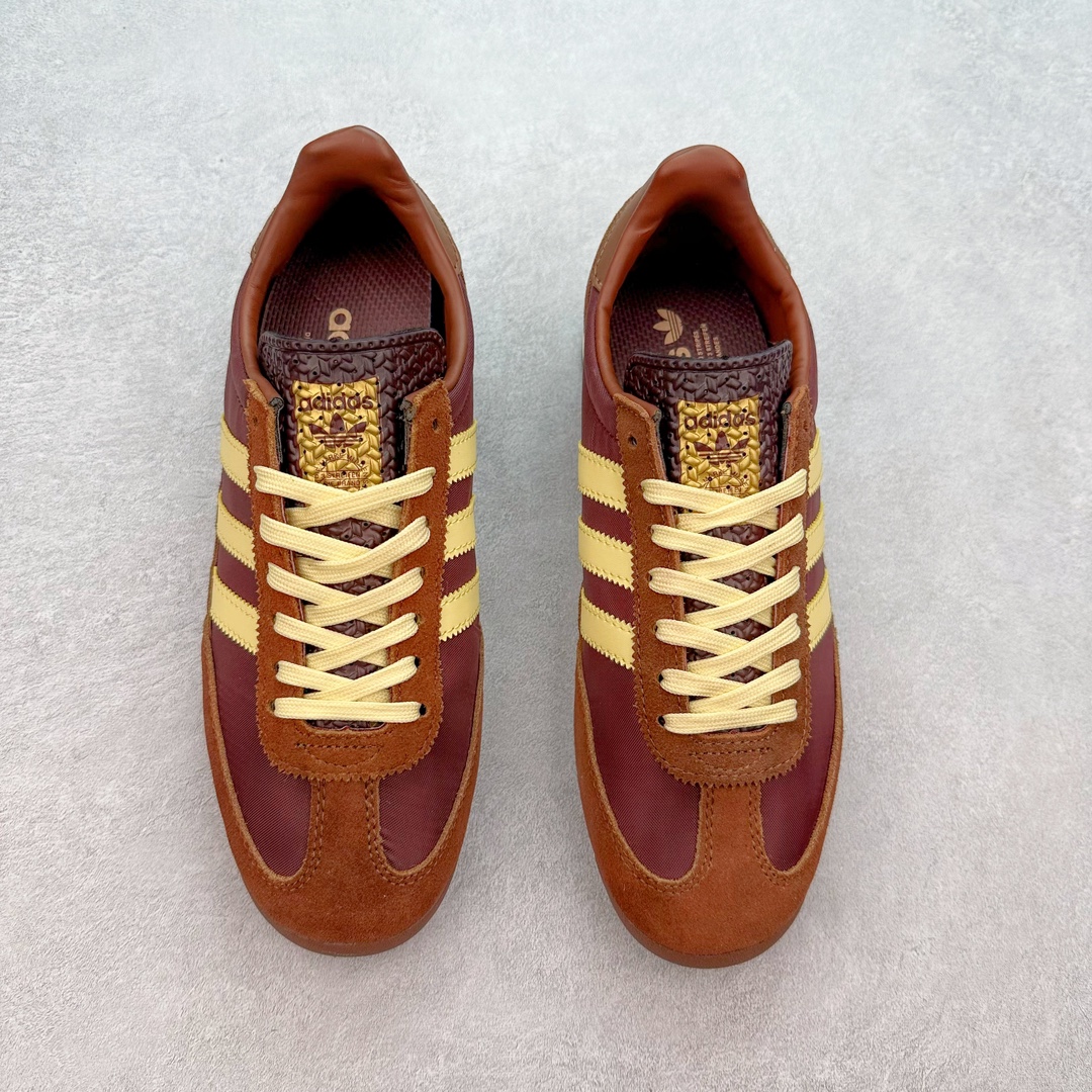 图片[2]-AD Wmns SL72 OG 系列德训足球风百搭低帮休闲运动板鞋 Originals推出复古「T头鞋」造型的SL72鞋款复刻，有男女两款可选。男生款为SL72RS，鞋型挺立饱满，鞋底增加高度，采用麂皮与布面制作，符合复古氛围；女生款为SL72OGW，致敬经典款式，鞋身纤细，还原70年代设计，以绿色呈现，点缀金色细节。多款配色可选。「T 头鞋」这两年有多火大家见到了吧？明星、穿搭博主几乎人手一双，凭借复古味的外观，以及亲民的价格，同样成为了不少球鞋玩家日常上脚首选。近日 adidas Originals 将有「T 头鞋」造型的诞生于 1972 年的 SL72 鞋款复刻带回，各位买鞋又有新选择了。1972 年 SL72 问世后，引领了后来阿迪达斯的跑鞋发展方向，其中「SL」代表了 Super Light，彰显了产品轻便的特性。1972 年 SL72 问世后，引领了后来阿迪达斯的跑鞋发展方向，其中「SL」代表了 Super Light，彰显了产品轻便的特性。这次 adidas Originals 延续其轻质经典的基因，带来男女两款 SL72。男生款带来 SL72 RS 鞋型，RS 意为 Reshaped（重塑），鞋款在保留了经典的外观基础上，在尼龙材质里增加了填充物，使鞋型更加挺立和饱满，鞋头则更加圆润，鞋底的 EVA 材质则增加了鞋款的高度。女生款则带来 SL72 OG W 鞋型，OG 顾名思义则是致敬经典款式，相较于 RS（Reshaped）鞋款，鞋身更加纤细，其整体鞋身轮廓、线条、细节、材质上尊崇 70 年代 SL72 的设计，还原经典味道。尺码：36 36⅔ 37⅓ 38 38⅔ 39⅓ 40 40⅔ 41⅓ 42 42⅔ 43⅓ 44 44⅔ 45-选品中心