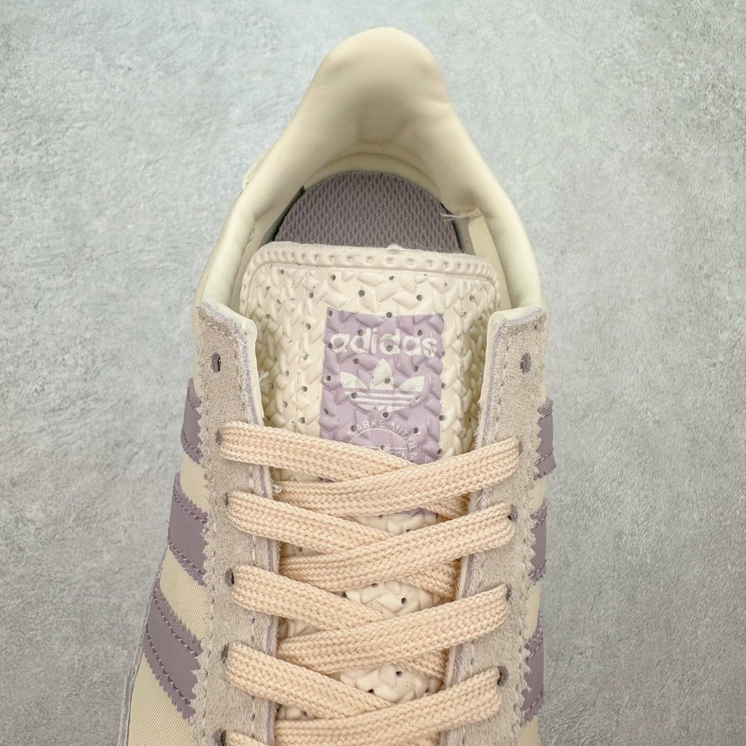 图片[5]-AD Wmns SL72 OG 系列德训足球风百搭低帮休闲运动板鞋 Originals推出复古「T头鞋」造型的SL72鞋款复刻，有男女两款可选。男生款为SL72RS，鞋型挺立饱满，鞋底增加高度，采用麂皮与布面制作，符合复古氛围；女生款为SL72OGW，致敬经典款式，鞋身纤细，还原70年代设计，以绿色呈现，点缀金色细节。多款配色可选。「T 头鞋」这两年有多火大家见到了吧？明星、穿搭博主几乎人手一双，凭借复古味的外观，以及亲民的价格，同样成为了不少球鞋玩家日常上脚首选。近日 adidas Originals 将有「T 头鞋」造型的诞生于 1972 年的 SL72 鞋款复刻带回，各位买鞋又有新选择了。1972 年 SL72 问世后，引领了后来阿迪达斯的跑鞋发展方向，其中「SL」代表了 Super Light，彰显了产品轻便的特性。1972 年 SL72 问世后，引领了后来阿迪达斯的跑鞋发展方向，其中「SL」代表了 Super Light，彰显了产品轻便的特性。这次 adidas Originals 延续其轻质经典的基因，带来男女两款 SL72。男生款带来 SL72 RS 鞋型，RS 意为 Reshaped（重塑），鞋款在保留了经典的外观基础上，在尼龙材质里增加了填充物，使鞋型更加挺立和饱满，鞋头则更加圆润，鞋底的 EVA 材质则增加了鞋款的高度。女生款则带来 SL72 OG W 鞋型，OG 顾名思义则是致敬经典款式，相较于 RS（Reshaped）鞋款，鞋身更加纤细，其整体鞋身轮廓、线条、细节、材质上尊崇 70 年代 SL72 的设计，还原经典味道。尺码：36 36⅔ 37⅓ 38 38⅔ 39⅓ 40 40⅔ 41⅓ 42 42⅔ 43⅓ 44 44⅔ 45-选品中心