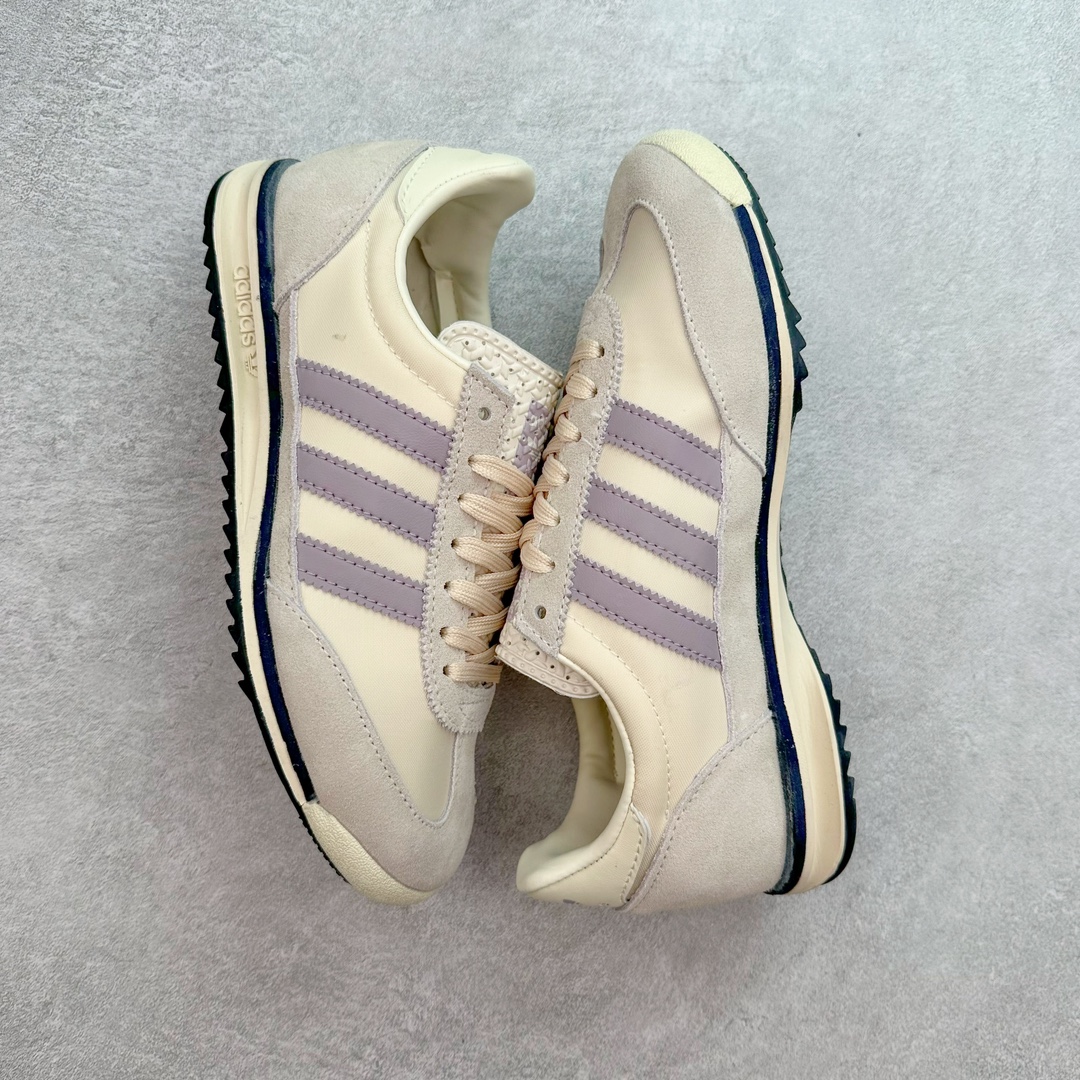 图片[3]-AD Wmns SL72 OG 系列德训足球风百搭低帮休闲运动板鞋 Originals推出复古「T头鞋」造型的SL72鞋款复刻，有男女两款可选。男生款为SL72RS，鞋型挺立饱满，鞋底增加高度，采用麂皮与布面制作，符合复古氛围；女生款为SL72OGW，致敬经典款式，鞋身纤细，还原70年代设计，以绿色呈现，点缀金色细节。多款配色可选。「T 头鞋」这两年有多火大家见到了吧？明星、穿搭博主几乎人手一双，凭借复古味的外观，以及亲民的价格，同样成为了不少球鞋玩家日常上脚首选。近日 adidas Originals 将有「T 头鞋」造型的诞生于 1972 年的 SL72 鞋款复刻带回，各位买鞋又有新选择了。1972 年 SL72 问世后，引领了后来阿迪达斯的跑鞋发展方向，其中「SL」代表了 Super Light，彰显了产品轻便的特性。1972 年 SL72 问世后，引领了后来阿迪达斯的跑鞋发展方向，其中「SL」代表了 Super Light，彰显了产品轻便的特性。这次 adidas Originals 延续其轻质经典的基因，带来男女两款 SL72。男生款带来 SL72 RS 鞋型，RS 意为 Reshaped（重塑），鞋款在保留了经典的外观基础上，在尼龙材质里增加了填充物，使鞋型更加挺立和饱满，鞋头则更加圆润，鞋底的 EVA 材质则增加了鞋款的高度。女生款则带来 SL72 OG W 鞋型，OG 顾名思义则是致敬经典款式，相较于 RS（Reshaped）鞋款，鞋身更加纤细，其整体鞋身轮廓、线条、细节、材质上尊崇 70 年代 SL72 的设计，还原经典味道。尺码：36 36⅔ 37⅓ 38 38⅔ 39⅓ 40 40⅔ 41⅓ 42 42⅔ 43⅓ 44 44⅔ 45-选品中心