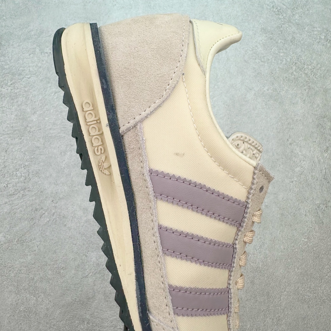 图片[6]-AD Wmns SL72 OG 系列德训足球风百搭低帮休闲运动板鞋 Originals推出复古「T头鞋」造型的SL72鞋款复刻，有男女两款可选。男生款为SL72RS，鞋型挺立饱满，鞋底增加高度，采用麂皮与布面制作，符合复古氛围；女生款为SL72OGW，致敬经典款式，鞋身纤细，还原70年代设计，以绿色呈现，点缀金色细节。多款配色可选。「T 头鞋」这两年有多火大家见到了吧？明星、穿搭博主几乎人手一双，凭借复古味的外观，以及亲民的价格，同样成为了不少球鞋玩家日常上脚首选。近日 adidas Originals 将有「T 头鞋」造型的诞生于 1972 年的 SL72 鞋款复刻带回，各位买鞋又有新选择了。1972 年 SL72 问世后，引领了后来阿迪达斯的跑鞋发展方向，其中「SL」代表了 Super Light，彰显了产品轻便的特性。1972 年 SL72 问世后，引领了后来阿迪达斯的跑鞋发展方向，其中「SL」代表了 Super Light，彰显了产品轻便的特性。这次 adidas Originals 延续其轻质经典的基因，带来男女两款 SL72。男生款带来 SL72 RS 鞋型，RS 意为 Reshaped（重塑），鞋款在保留了经典的外观基础上，在尼龙材质里增加了填充物，使鞋型更加挺立和饱满，鞋头则更加圆润，鞋底的 EVA 材质则增加了鞋款的高度。女生款则带来 SL72 OG W 鞋型，OG 顾名思义则是致敬经典款式，相较于 RS（Reshaped）鞋款，鞋身更加纤细，其整体鞋身轮廓、线条、细节、材质上尊崇 70 年代 SL72 的设计，还原经典味道。尺码：36 36⅔ 37⅓ 38 38⅔ 39⅓ 40 40⅔ 41⅓ 42 42⅔ 43⅓ 44 44⅔ 45-选品中心