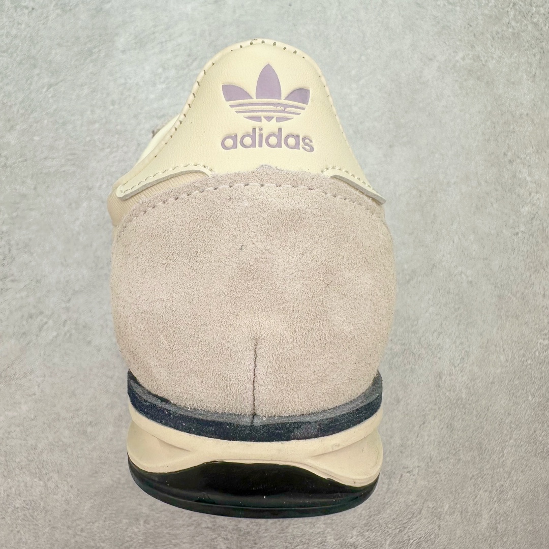 图片[8]-AD Wmns SL72 OG 系列德训足球风百搭低帮休闲运动板鞋 Originals推出复古「T头鞋」造型的SL72鞋款复刻，有男女两款可选。男生款为SL72RS，鞋型挺立饱满，鞋底增加高度，采用麂皮与布面制作，符合复古氛围；女生款为SL72OGW，致敬经典款式，鞋身纤细，还原70年代设计，以绿色呈现，点缀金色细节。多款配色可选。「T 头鞋」这两年有多火大家见到了吧？明星、穿搭博主几乎人手一双，凭借复古味的外观，以及亲民的价格，同样成为了不少球鞋玩家日常上脚首选。近日 adidas Originals 将有「T 头鞋」造型的诞生于 1972 年的 SL72 鞋款复刻带回，各位买鞋又有新选择了。1972 年 SL72 问世后，引领了后来阿迪达斯的跑鞋发展方向，其中「SL」代表了 Super Light，彰显了产品轻便的特性。1972 年 SL72 问世后，引领了后来阿迪达斯的跑鞋发展方向，其中「SL」代表了 Super Light，彰显了产品轻便的特性。这次 adidas Originals 延续其轻质经典的基因，带来男女两款 SL72。男生款带来 SL72 RS 鞋型，RS 意为 Reshaped（重塑），鞋款在保留了经典的外观基础上，在尼龙材质里增加了填充物，使鞋型更加挺立和饱满，鞋头则更加圆润，鞋底的 EVA 材质则增加了鞋款的高度。女生款则带来 SL72 OG W 鞋型，OG 顾名思义则是致敬经典款式，相较于 RS（Reshaped）鞋款，鞋身更加纤细，其整体鞋身轮廓、线条、细节、材质上尊崇 70 年代 SL72 的设计，还原经典味道。尺码：36 36⅔ 37⅓ 38 38⅔ 39⅓ 40 40⅔ 41⅓ 42 42⅔ 43⅓ 44 44⅔ 45-选品中心