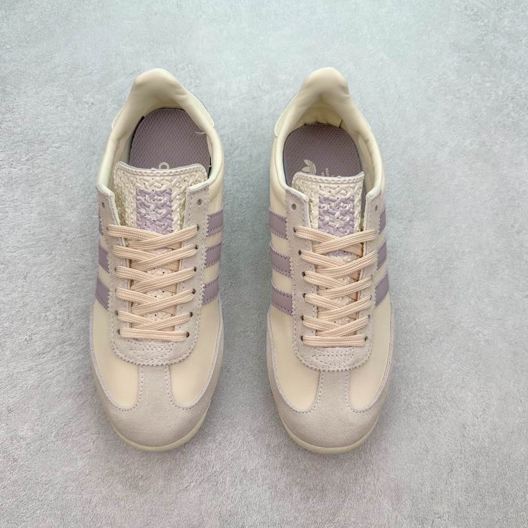 图片[2]-AD Wmns SL72 OG 系列德训足球风百搭低帮休闲运动板鞋 Originals推出复古「T头鞋」造型的SL72鞋款复刻，有男女两款可选。男生款为SL72RS，鞋型挺立饱满，鞋底增加高度，采用麂皮与布面制作，符合复古氛围；女生款为SL72OGW，致敬经典款式，鞋身纤细，还原70年代设计，以绿色呈现，点缀金色细节。多款配色可选。「T 头鞋」这两年有多火大家见到了吧？明星、穿搭博主几乎人手一双，凭借复古味的外观，以及亲民的价格，同样成为了不少球鞋玩家日常上脚首选。近日 adidas Originals 将有「T 头鞋」造型的诞生于 1972 年的 SL72 鞋款复刻带回，各位买鞋又有新选择了。1972 年 SL72 问世后，引领了后来阿迪达斯的跑鞋发展方向，其中「SL」代表了 Super Light，彰显了产品轻便的特性。1972 年 SL72 问世后，引领了后来阿迪达斯的跑鞋发展方向，其中「SL」代表了 Super Light，彰显了产品轻便的特性。这次 adidas Originals 延续其轻质经典的基因，带来男女两款 SL72。男生款带来 SL72 RS 鞋型，RS 意为 Reshaped（重塑），鞋款在保留了经典的外观基础上，在尼龙材质里增加了填充物，使鞋型更加挺立和饱满，鞋头则更加圆润，鞋底的 EVA 材质则增加了鞋款的高度。女生款则带来 SL72 OG W 鞋型，OG 顾名思义则是致敬经典款式，相较于 RS（Reshaped）鞋款，鞋身更加纤细，其整体鞋身轮廓、线条、细节、材质上尊崇 70 年代 SL72 的设计，还原经典味道。尺码：36 36⅔ 37⅓ 38 38⅔ 39⅓ 40 40⅔ 41⅓ 42 42⅔ 43⅓ 44 44⅔ 45-选品中心