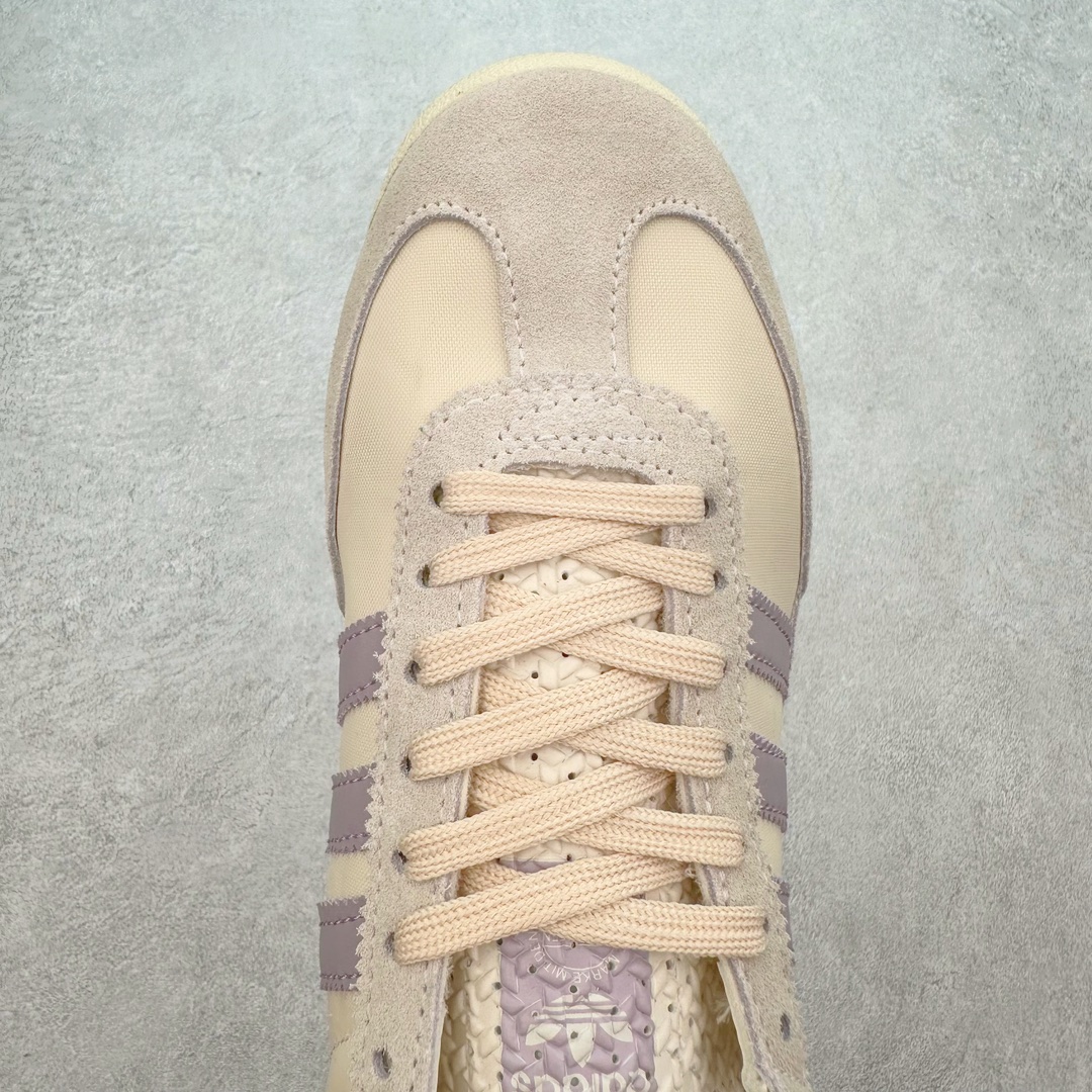 图片[4]-AD Wmns SL72 OG 系列德训足球风百搭低帮休闲运动板鞋 Originals推出复古「T头鞋」造型的SL72鞋款复刻，有男女两款可选。男生款为SL72RS，鞋型挺立饱满，鞋底增加高度，采用麂皮与布面制作，符合复古氛围；女生款为SL72OGW，致敬经典款式，鞋身纤细，还原70年代设计，以绿色呈现，点缀金色细节。多款配色可选。「T 头鞋」这两年有多火大家见到了吧？明星、穿搭博主几乎人手一双，凭借复古味的外观，以及亲民的价格，同样成为了不少球鞋玩家日常上脚首选。近日 adidas Originals 将有「T 头鞋」造型的诞生于 1972 年的 SL72 鞋款复刻带回，各位买鞋又有新选择了。1972 年 SL72 问世后，引领了后来阿迪达斯的跑鞋发展方向，其中「SL」代表了 Super Light，彰显了产品轻便的特性。1972 年 SL72 问世后，引领了后来阿迪达斯的跑鞋发展方向，其中「SL」代表了 Super Light，彰显了产品轻便的特性。这次 adidas Originals 延续其轻质经典的基因，带来男女两款 SL72。男生款带来 SL72 RS 鞋型，RS 意为 Reshaped（重塑），鞋款在保留了经典的外观基础上，在尼龙材质里增加了填充物，使鞋型更加挺立和饱满，鞋头则更加圆润，鞋底的 EVA 材质则增加了鞋款的高度。女生款则带来 SL72 OG W 鞋型，OG 顾名思义则是致敬经典款式，相较于 RS（Reshaped）鞋款，鞋身更加纤细，其整体鞋身轮廓、线条、细节、材质上尊崇 70 年代 SL72 的设计，还原经典味道。尺码：36 36⅔ 37⅓ 38 38⅔ 39⅓ 40 40⅔ 41⅓ 42 42⅔ 43⅓ 44 44⅔ 45-选品中心