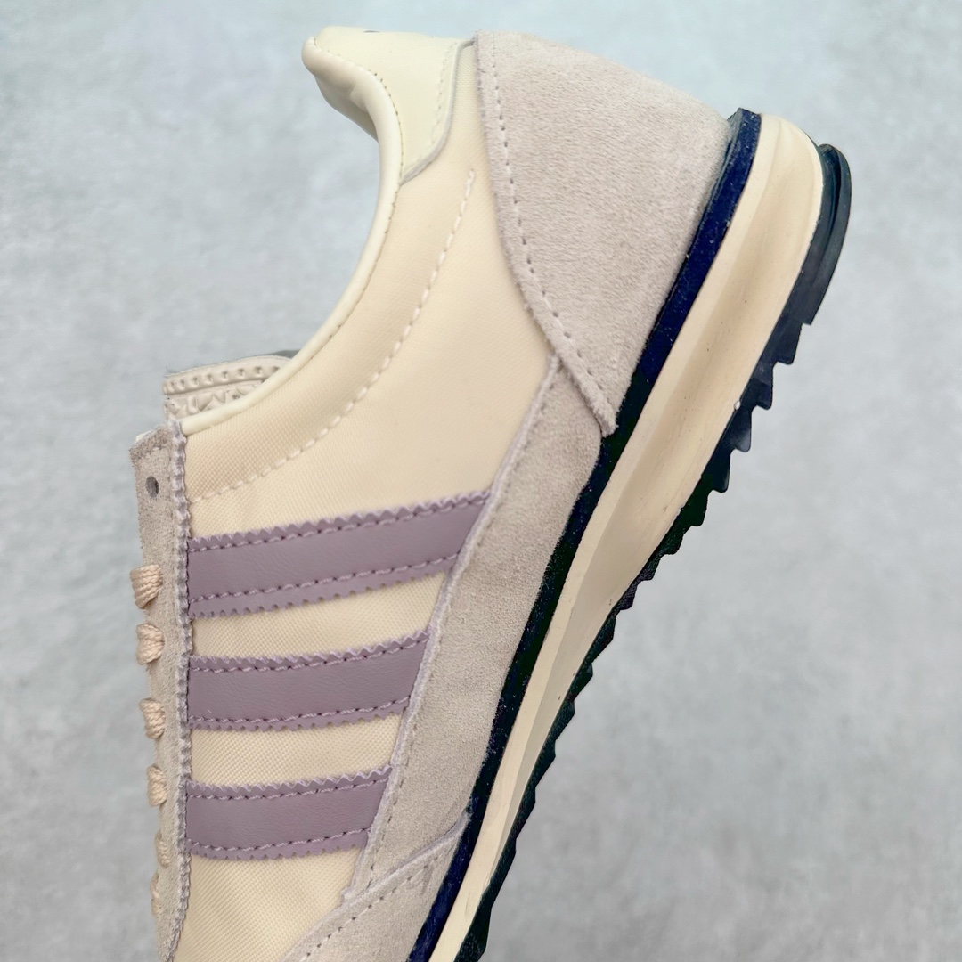 图片[7]-AD Wmns SL72 OG 系列德训足球风百搭低帮休闲运动板鞋 Originals推出复古「T头鞋」造型的SL72鞋款复刻，有男女两款可选。男生款为SL72RS，鞋型挺立饱满，鞋底增加高度，采用麂皮与布面制作，符合复古氛围；女生款为SL72OGW，致敬经典款式，鞋身纤细，还原70年代设计，以绿色呈现，点缀金色细节。多款配色可选。「T 头鞋」这两年有多火大家见到了吧？明星、穿搭博主几乎人手一双，凭借复古味的外观，以及亲民的价格，同样成为了不少球鞋玩家日常上脚首选。近日 adidas Originals 将有「T 头鞋」造型的诞生于 1972 年的 SL72 鞋款复刻带回，各位买鞋又有新选择了。1972 年 SL72 问世后，引领了后来阿迪达斯的跑鞋发展方向，其中「SL」代表了 Super Light，彰显了产品轻便的特性。1972 年 SL72 问世后，引领了后来阿迪达斯的跑鞋发展方向，其中「SL」代表了 Super Light，彰显了产品轻便的特性。这次 adidas Originals 延续其轻质经典的基因，带来男女两款 SL72。男生款带来 SL72 RS 鞋型，RS 意为 Reshaped（重塑），鞋款在保留了经典的外观基础上，在尼龙材质里增加了填充物，使鞋型更加挺立和饱满，鞋头则更加圆润，鞋底的 EVA 材质则增加了鞋款的高度。女生款则带来 SL72 OG W 鞋型，OG 顾名思义则是致敬经典款式，相较于 RS（Reshaped）鞋款，鞋身更加纤细，其整体鞋身轮廓、线条、细节、材质上尊崇 70 年代 SL72 的设计，还原经典味道。尺码：36 36⅔ 37⅓ 38 38⅔ 39⅓ 40 40⅔ 41⅓ 42 42⅔ 43⅓ 44 44⅔ 45-选品中心