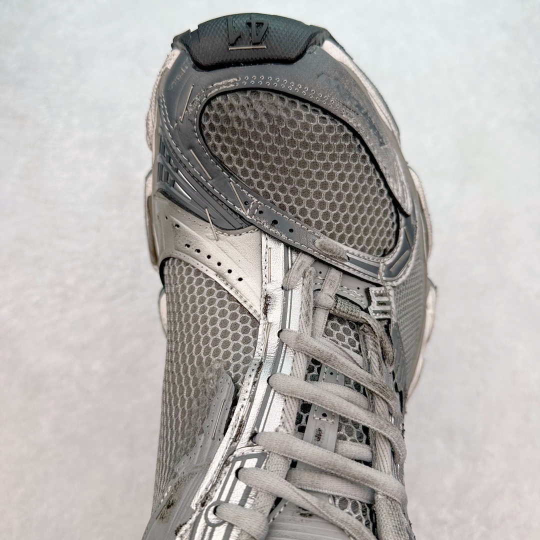 图片[4]-＃JC纯原 BALENCIAGA Stapler Sneakers 巴黎世家订书机鞋网布系带低帮走秀复古老爹鞋 尺码大小一比一还原Zp 区别其他工厂缩小两个号码 全套原纸板楦头开发 最原汁原味的灵魂版型 全鞋荧光划线卡点 胶水把控整洁度追求极致完美 每一双都是工艺品 多重QC质检 超越公司货的品控标准 实实在在的免检产品 原盒原配 正确字体电绣 粗细、位置、大小正确 侧边TPU 透气孔匹配意产原版 正确分离大底 TPU软底 原版一致大底LOGO 立体感十足 原厂皮料水洗做旧 采购原厂网纱 不含皮革 网布材料和聚氨酯 磨损效果 展现品牌对于新潮事物的热情 这款鞋子拥有巨大尺寸和醒目设计 符合当下”老爹鞋”的趋势 鞋子采用银灰配色 营造出低调而不失华丽的效果 10XL的尺码使它成为市场中最显眼的存在 适合追求个性化的人群 Balenciaga始终站在时尚前沿 此次发布的产品再次体现了他们的创新能力 偏大一码 尺码：35 36 37 38 39 40 41 42 43 44 45 46-选品中心
