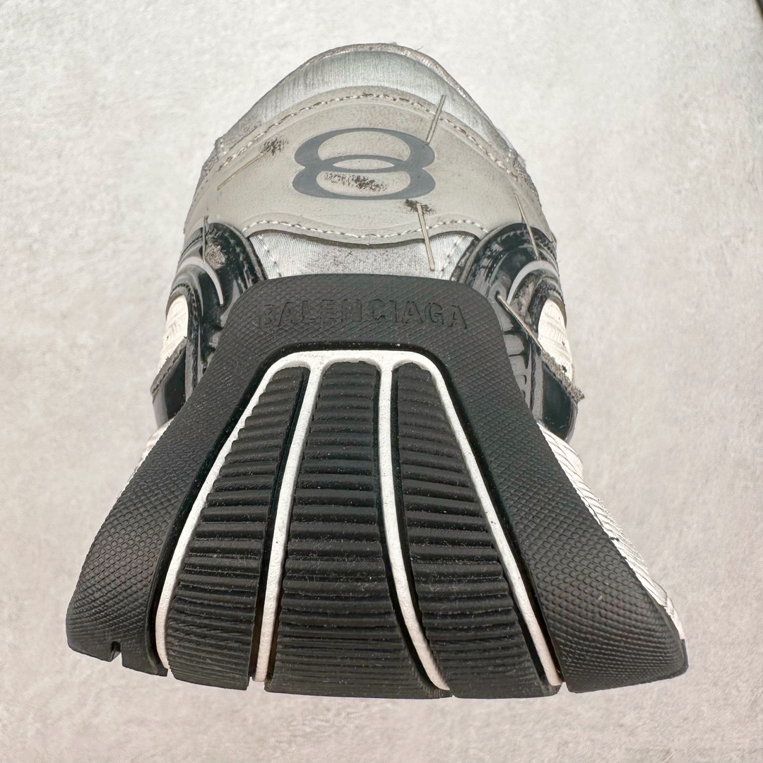图片[8]-＃JC纯原 BALENCIAGA Stapler Sneakers 巴黎世家订书机鞋网布系带低帮走秀复古老爹鞋 尺码大小一比一还原Zp 区别其他工厂缩小两个号码 全套原纸板楦头开发 最原汁原味的灵魂版型 全鞋荧光划线卡点 胶水把控整洁度追求极致完美 每一双都是工艺品 多重QC质检 超越公司货的品控标准 实实在在的免检产品 原盒原配 正确字体电绣 粗细、位置、大小正确 侧边TPU 透气孔匹配意产原版 正确分离大底 TPU软底 原版一致大底LOGO 立体感十足 原厂皮料水洗做旧 采购原厂网纱 不含皮革 网布材料和聚氨酯 磨损效果 展现品牌对于新潮事物的热情 这款鞋子拥有巨大尺寸和醒目设计 符合当下”老爹鞋”的趋势 鞋子采用银灰配色 营造出低调而不失华丽的效果 10XL的尺码使它成为市场中最显眼的存在 适合追求个性化的人群 Balenciaga始终站在时尚前沿 此次发布的产品再次体现了他们的创新能力 偏大一码 尺码：35 36 37 38 39 40 41 42 43 44 45 46-选品中心