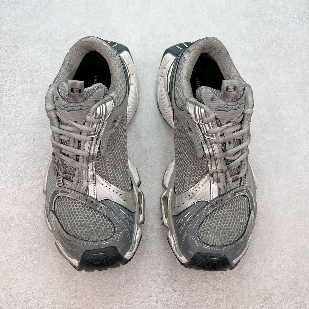 图片[2]-＃JC纯原 BALENCIAGA Stapler Sneakers 巴黎世家订书机鞋网布系带低帮走秀复古老爹鞋 尺码大小一比一还原Zp 区别其他工厂缩小两个号码 全套原纸板楦头开发 最原汁原味的灵魂版型 全鞋荧光划线卡点 胶水把控整洁度追求极致完美 每一双都是工艺品 多重QC质检 超越公司货的品控标准 实实在在的免检产品 原盒原配 正确字体电绣 粗细、位置、大小正确 侧边TPU 透气孔匹配意产原版 正确分离大底 TPU软底 原版一致大底LOGO 立体感十足 原厂皮料水洗做旧 采购原厂网纱 不含皮革 网布材料和聚氨酯 磨损效果 展现品牌对于新潮事物的热情 这款鞋子拥有巨大尺寸和醒目设计 符合当下”老爹鞋”的趋势 鞋子采用银灰配色 营造出低调而不失华丽的效果 10XL的尺码使它成为市场中最显眼的存在 适合追求个性化的人群 Balenciaga始终站在时尚前沿 此次发布的产品再次体现了他们的创新能力 偏大一码 尺码：35 36 37 38 39 40 41 42 43 44 45 46-选品中心