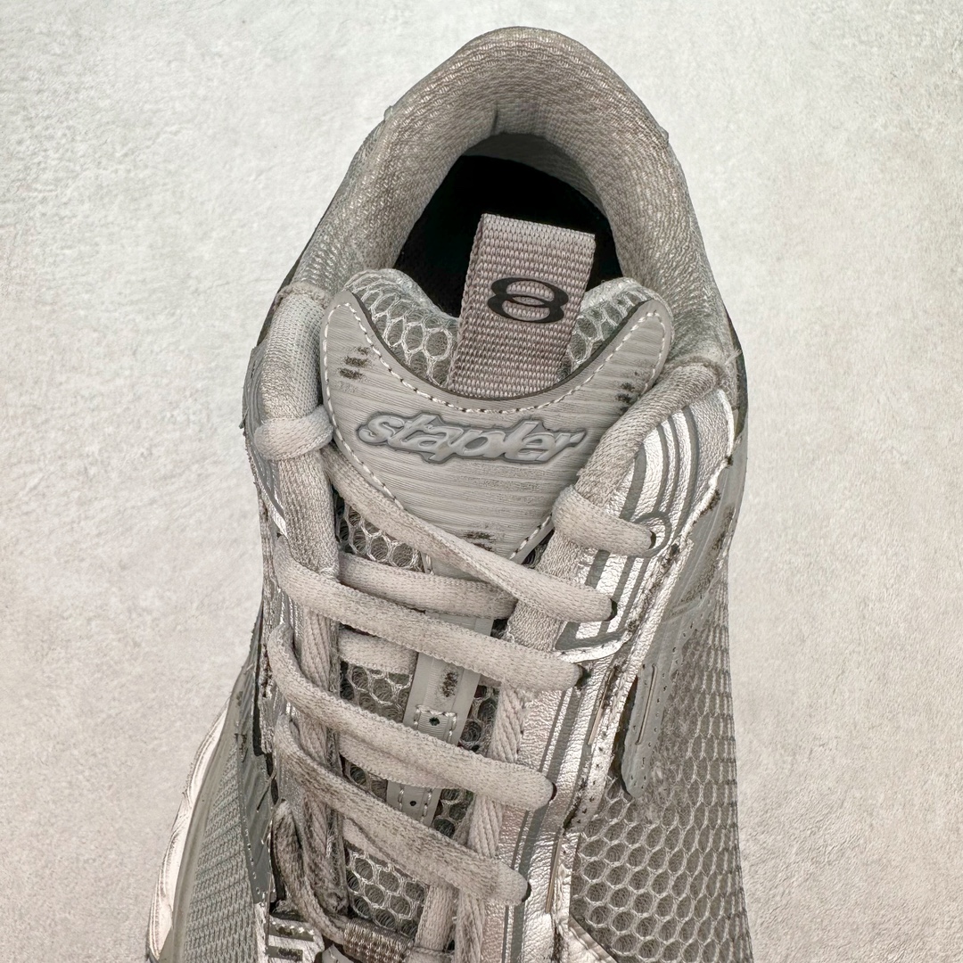 图片[5]-＃JC纯原 BALENCIAGA Stapler Sneakers 巴黎世家订书机鞋网布系带低帮走秀复古老爹鞋 尺码大小一比一还原Zp 区别其他工厂缩小两个号码 全套原纸板楦头开发 最原汁原味的灵魂版型 全鞋荧光划线卡点 胶水把控整洁度追求极致完美 每一双都是工艺品 多重QC质检 超越公司货的品控标准 实实在在的免检产品 原盒原配 正确字体电绣 粗细、位置、大小正确 侧边TPU 透气孔匹配意产原版 正确分离大底 TPU软底 原版一致大底LOGO 立体感十足 原厂皮料水洗做旧 采购原厂网纱 不含皮革 网布材料和聚氨酯 磨损效果 展现品牌对于新潮事物的热情 这款鞋子拥有巨大尺寸和醒目设计 符合当下”老爹鞋”的趋势 鞋子采用银灰配色 营造出低调而不失华丽的效果 10XL的尺码使它成为市场中最显眼的存在 适合追求个性化的人群 Balenciaga始终站在时尚前沿 此次发布的产品再次体现了他们的创新能力 偏大一码 尺码：35 36 37 38 39 40 41 42 43 44 45 46-选品中心