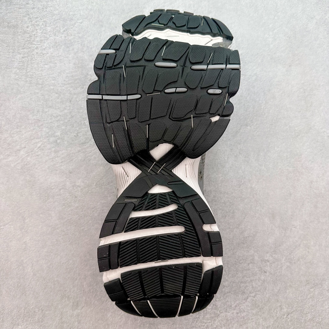 图片[9]-＃JC纯原 BALENCIAGA Stapler Sneakers 巴黎世家订书机鞋网布系带低帮走秀复古老爹鞋 尺码大小一比一还原Zp 区别其他工厂缩小两个号码 全套原纸板楦头开发 最原汁原味的灵魂版型 全鞋荧光划线卡点 胶水把控整洁度追求极致完美 每一双都是工艺品 多重QC质检 超越公司货的品控标准 实实在在的免检产品 原盒原配 正确字体电绣 粗细、位置、大小正确 侧边TPU 透气孔匹配意产原版 正确分离大底 TPU软底 原版一致大底LOGO 立体感十足 原厂皮料水洗做旧 采购原厂网纱 不含皮革 网布材料和聚氨酯 磨损效果 展现品牌对于新潮事物的热情 这款鞋子拥有巨大尺寸和醒目设计 符合当下”老爹鞋”的趋势 鞋子采用银灰配色 营造出低调而不失华丽的效果 10XL的尺码使它成为市场中最显眼的存在 适合追求个性化的人群 Balenciaga始终站在时尚前沿 此次发布的产品再次体现了他们的创新能力 偏大一码 尺码：35 36 37 38 39 40 41 42 43 44 45 46-选品中心