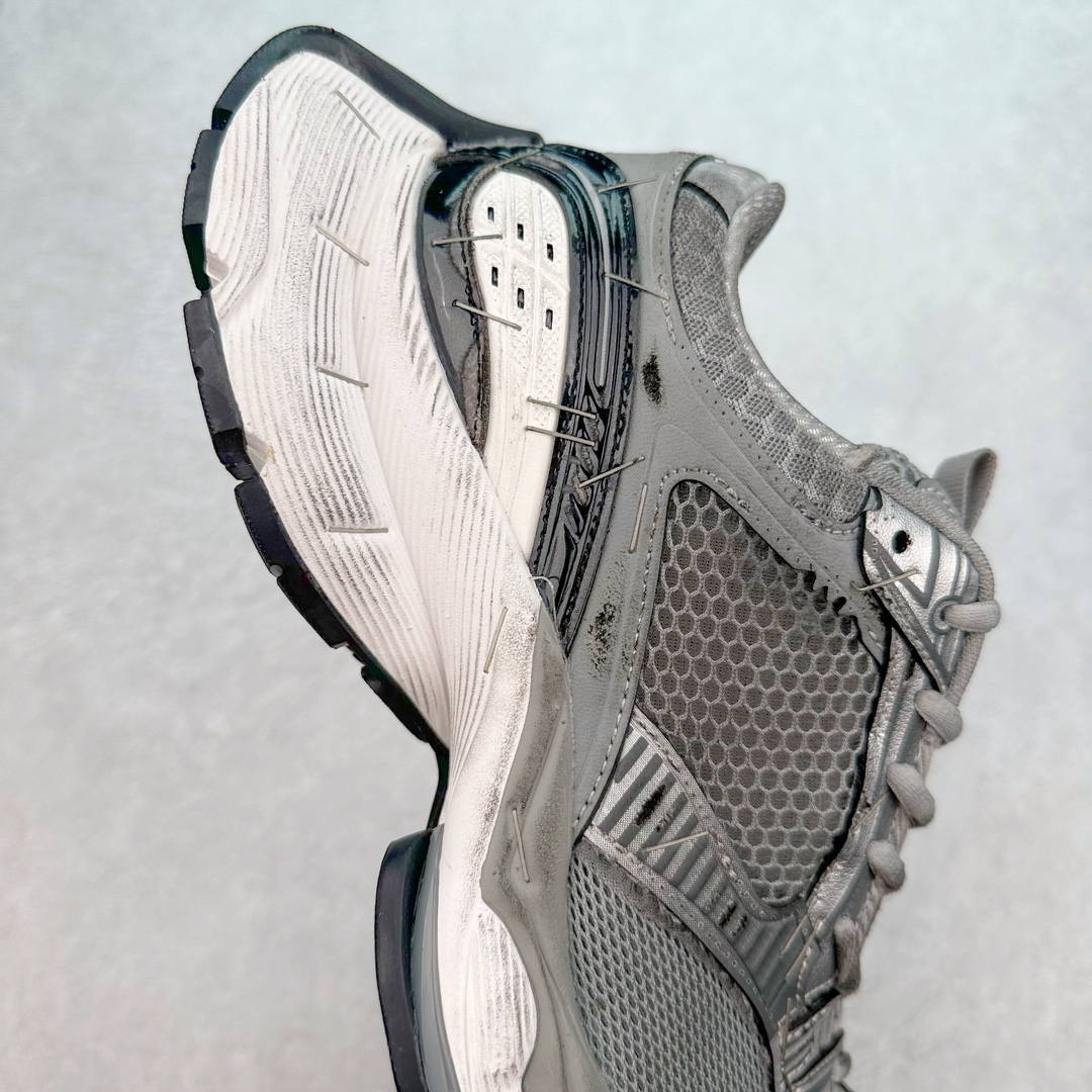 图片[6]-＃JC纯原 BALENCIAGA Stapler Sneakers 巴黎世家订书机鞋网布系带低帮走秀复古老爹鞋 尺码大小一比一还原Zp 区别其他工厂缩小两个号码 全套原纸板楦头开发 最原汁原味的灵魂版型 全鞋荧光划线卡点 胶水把控整洁度追求极致完美 每一双都是工艺品 多重QC质检 超越公司货的品控标准 实实在在的免检产品 原盒原配 正确字体电绣 粗细、位置、大小正确 侧边TPU 透气孔匹配意产原版 正确分离大底 TPU软底 原版一致大底LOGO 立体感十足 原厂皮料水洗做旧 采购原厂网纱 不含皮革 网布材料和聚氨酯 磨损效果 展现品牌对于新潮事物的热情 这款鞋子拥有巨大尺寸和醒目设计 符合当下”老爹鞋”的趋势 鞋子采用银灰配色 营造出低调而不失华丽的效果 10XL的尺码使它成为市场中最显眼的存在 适合追求个性化的人群 Balenciaga始终站在时尚前沿 此次发布的产品再次体现了他们的创新能力 偏大一码 尺码：35 36 37 38 39 40 41 42 43 44 45 46-选品中心