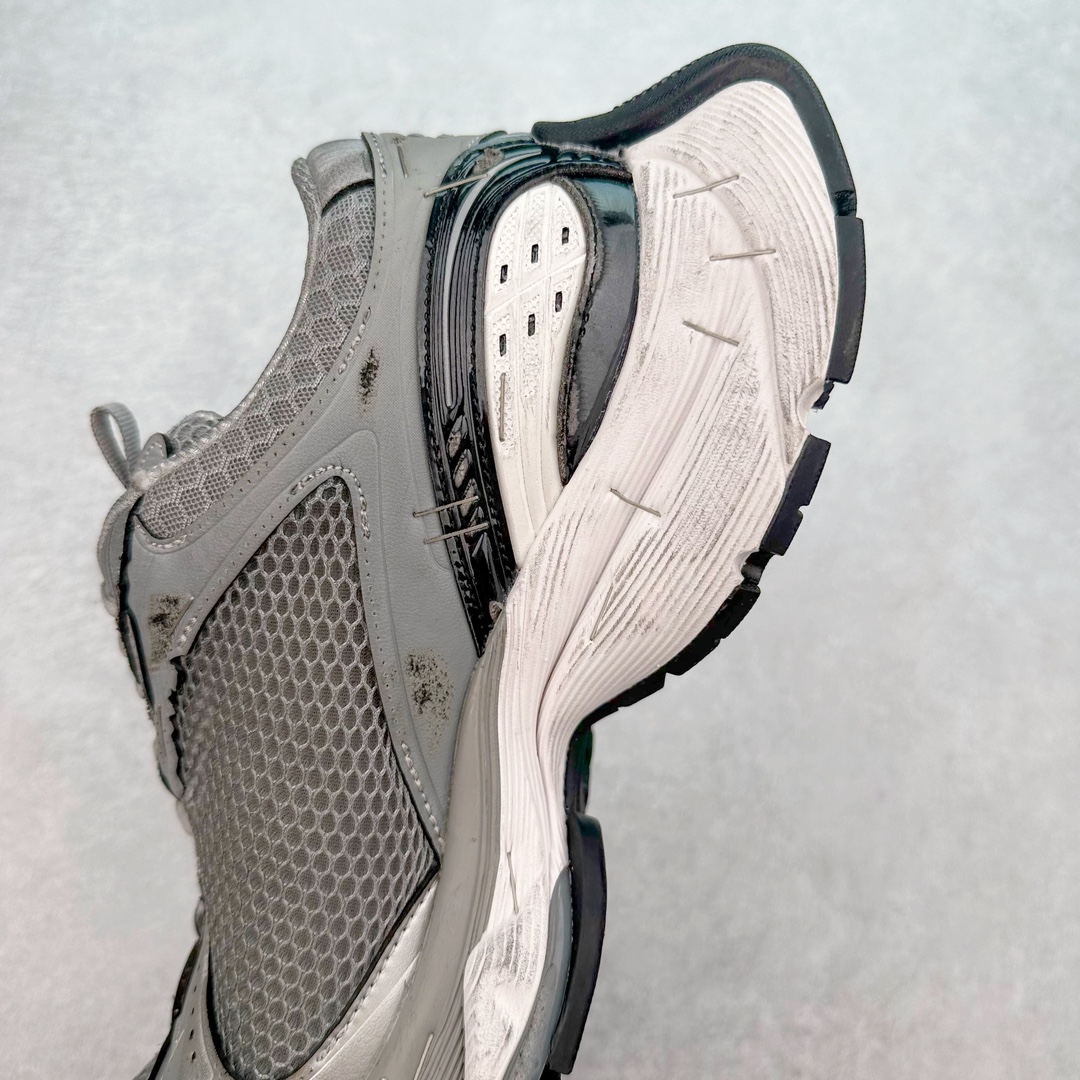 图片[7]-＃JC纯原 BALENCIAGA Stapler Sneakers 巴黎世家订书机鞋网布系带低帮走秀复古老爹鞋 尺码大小一比一还原Zp 区别其他工厂缩小两个号码 全套原纸板楦头开发 最原汁原味的灵魂版型 全鞋荧光划线卡点 胶水把控整洁度追求极致完美 每一双都是工艺品 多重QC质检 超越公司货的品控标准 实实在在的免检产品 原盒原配 正确字体电绣 粗细、位置、大小正确 侧边TPU 透气孔匹配意产原版 正确分离大底 TPU软底 原版一致大底LOGO 立体感十足 原厂皮料水洗做旧 采购原厂网纱 不含皮革 网布材料和聚氨酯 磨损效果 展现品牌对于新潮事物的热情 这款鞋子拥有巨大尺寸和醒目设计 符合当下”老爹鞋”的趋势 鞋子采用银灰配色 营造出低调而不失华丽的效果 10XL的尺码使它成为市场中最显眼的存在 适合追求个性化的人群 Balenciaga始终站在时尚前沿 此次发布的产品再次体现了他们的创新能力 偏大一码 尺码：35 36 37 38 39 40 41 42 43 44 45 46-选品中心