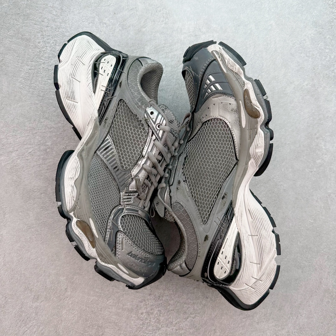 图片[3]-＃JC纯原 BALENCIAGA Stapler Sneakers 巴黎世家订书机鞋网布系带低帮走秀复古老爹鞋 尺码大小一比一还原Zp 区别其他工厂缩小两个号码 全套原纸板楦头开发 最原汁原味的灵魂版型 全鞋荧光划线卡点 胶水把控整洁度追求极致完美 每一双都是工艺品 多重QC质检 超越公司货的品控标准 实实在在的免检产品 原盒原配 正确字体电绣 粗细、位置、大小正确 侧边TPU 透气孔匹配意产原版 正确分离大底 TPU软底 原版一致大底LOGO 立体感十足 原厂皮料水洗做旧 采购原厂网纱 不含皮革 网布材料和聚氨酯 磨损效果 展现品牌对于新潮事物的热情 这款鞋子拥有巨大尺寸和醒目设计 符合当下”老爹鞋”的趋势 鞋子采用银灰配色 营造出低调而不失华丽的效果 10XL的尺码使它成为市场中最显眼的存在 适合追求个性化的人群 Balenciaga始终站在时尚前沿 此次发布的产品再次体现了他们的创新能力 偏大一码 尺码：35 36 37 38 39 40 41 42 43 44 45 46-选品中心