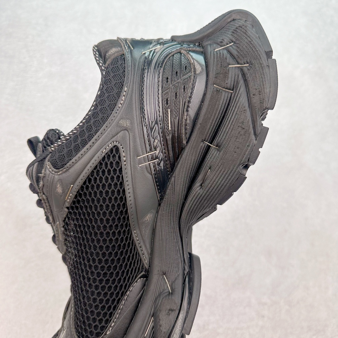 图片[7]-＃JC纯原 BALENCIAGA Stapler Sneakers 巴黎世家订书机鞋网布系带低帮走秀复古老爹鞋 尺码大小一比一还原Zp 区别其他工厂缩小两个号码 全套原纸板楦头开发 最原汁原味的灵魂版型 全鞋荧光划线卡点 胶水把控整洁度追求极致完美 每一双都是工艺品 多重QC质检 超越公司货的品控标准 实实在在的免检产品 原盒原配 正确字体电绣 粗细、位置、大小正确 侧边TPU 透气孔匹配意产原版 正确分离大底 TPU软底 原版一致大底LOGO 立体感十足 原厂皮料水洗做旧 采购原厂网纱 不含皮革 网布材料和聚氨酯 磨损效果 展现品牌对于新潮事物的热情 这款鞋子拥有巨大尺寸和醒目设计 符合当下”老爹鞋”的趋势 鞋子采用银灰配色 营造出低调而不失华丽的效果 10XL的尺码使它成为市场中最显眼的存在 适合追求个性化的人群 Balenciaga始终站在时尚前沿 此次发布的产品再次体现了他们的创新能力 偏大一码 尺码：35 36 37 38 39 40 41 42 43 44 45 46-选品中心