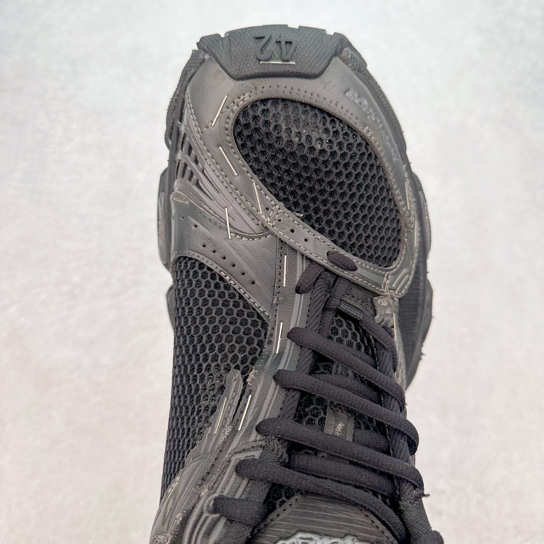 图片[4]-＃JC纯原 BALENCIAGA Stapler Sneakers 巴黎世家订书机鞋网布系带低帮走秀复古老爹鞋 尺码大小一比一还原Zp 区别其他工厂缩小两个号码 全套原纸板楦头开发 最原汁原味的灵魂版型 全鞋荧光划线卡点 胶水把控整洁度追求极致完美 每一双都是工艺品 多重QC质检 超越公司货的品控标准 实实在在的免检产品 原盒原配 正确字体电绣 粗细、位置、大小正确 侧边TPU 透气孔匹配意产原版 正确分离大底 TPU软底 原版一致大底LOGO 立体感十足 原厂皮料水洗做旧 采购原厂网纱 不含皮革 网布材料和聚氨酯 磨损效果 展现品牌对于新潮事物的热情 这款鞋子拥有巨大尺寸和醒目设计 符合当下”老爹鞋”的趋势 鞋子采用银灰配色 营造出低调而不失华丽的效果 10XL的尺码使它成为市场中最显眼的存在 适合追求个性化的人群 Balenciaga始终站在时尚前沿 此次发布的产品再次体现了他们的创新能力 偏大一码 尺码：35 36 37 38 39 40 41 42 43 44 45 46-选品中心