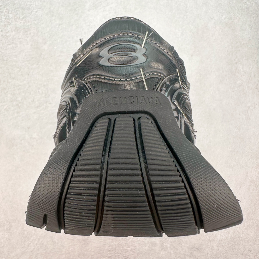 图片[8]-＃JC纯原 BALENCIAGA Stapler Sneakers 巴黎世家订书机鞋网布系带低帮走秀复古老爹鞋 尺码大小一比一还原Zp 区别其他工厂缩小两个号码 全套原纸板楦头开发 最原汁原味的灵魂版型 全鞋荧光划线卡点 胶水把控整洁度追求极致完美 每一双都是工艺品 多重QC质检 超越公司货的品控标准 实实在在的免检产品 原盒原配 正确字体电绣 粗细、位置、大小正确 侧边TPU 透气孔匹配意产原版 正确分离大底 TPU软底 原版一致大底LOGO 立体感十足 原厂皮料水洗做旧 采购原厂网纱 不含皮革 网布材料和聚氨酯 磨损效果 展现品牌对于新潮事物的热情 这款鞋子拥有巨大尺寸和醒目设计 符合当下”老爹鞋”的趋势 鞋子采用银灰配色 营造出低调而不失华丽的效果 10XL的尺码使它成为市场中最显眼的存在 适合追求个性化的人群 Balenciaga始终站在时尚前沿 此次发布的产品再次体现了他们的创新能力 偏大一码 尺码：35 36 37 38 39 40 41 42 43 44 45 46-选品中心