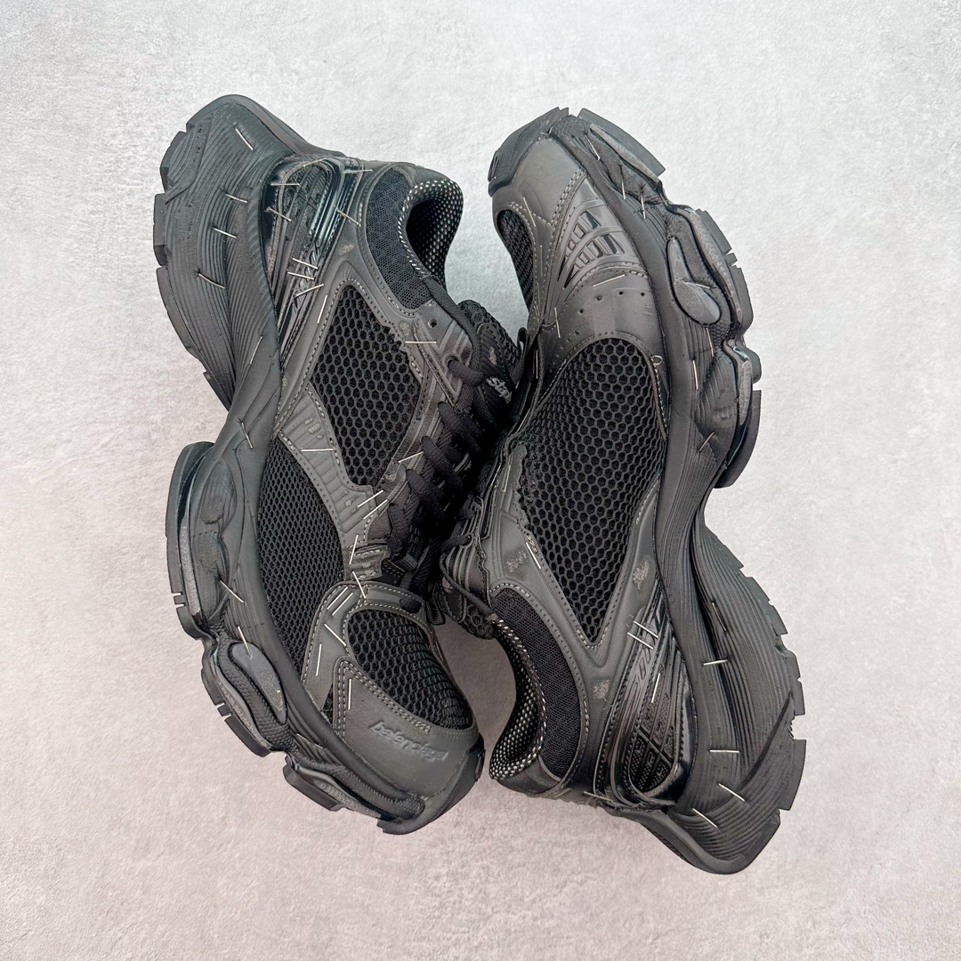 图片[3]-＃JC纯原 BALENCIAGA Stapler Sneakers 巴黎世家订书机鞋网布系带低帮走秀复古老爹鞋 尺码大小一比一还原Zp 区别其他工厂缩小两个号码 全套原纸板楦头开发 最原汁原味的灵魂版型 全鞋荧光划线卡点 胶水把控整洁度追求极致完美 每一双都是工艺品 多重QC质检 超越公司货的品控标准 实实在在的免检产品 原盒原配 正确字体电绣 粗细、位置、大小正确 侧边TPU 透气孔匹配意产原版 正确分离大底 TPU软底 原版一致大底LOGO 立体感十足 原厂皮料水洗做旧 采购原厂网纱 不含皮革 网布材料和聚氨酯 磨损效果 展现品牌对于新潮事物的热情 这款鞋子拥有巨大尺寸和醒目设计 符合当下”老爹鞋”的趋势 鞋子采用银灰配色 营造出低调而不失华丽的效果 10XL的尺码使它成为市场中最显眼的存在 适合追求个性化的人群 Balenciaga始终站在时尚前沿 此次发布的产品再次体现了他们的创新能力 偏大一码 尺码：35 36 37 38 39 40 41 42 43 44 45 46-选品中心