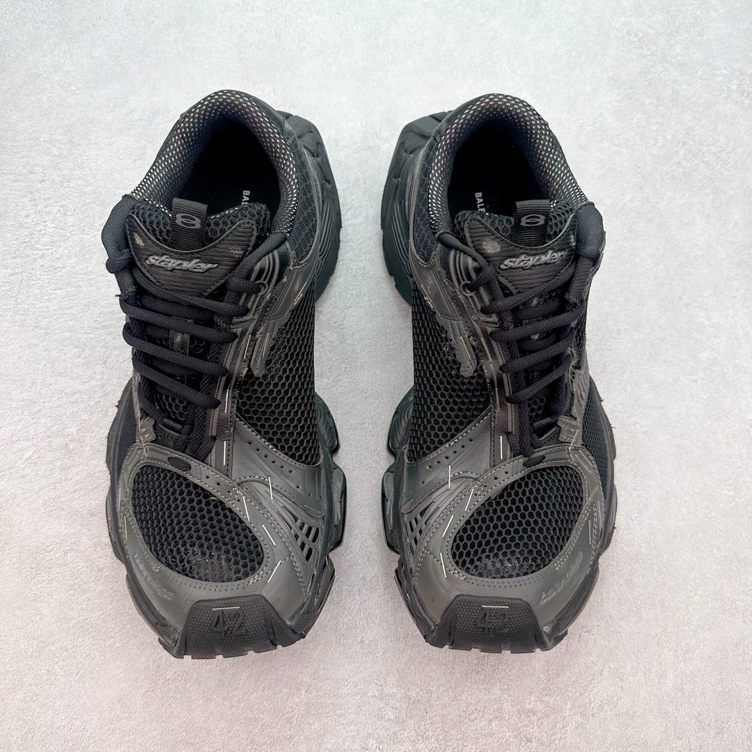 图片[2]-＃JC纯原 BALENCIAGA Stapler Sneakers 巴黎世家订书机鞋网布系带低帮走秀复古老爹鞋 尺码大小一比一还原Zp 区别其他工厂缩小两个号码 全套原纸板楦头开发 最原汁原味的灵魂版型 全鞋荧光划线卡点 胶水把控整洁度追求极致完美 每一双都是工艺品 多重QC质检 超越公司货的品控标准 实实在在的免检产品 原盒原配 正确字体电绣 粗细、位置、大小正确 侧边TPU 透气孔匹配意产原版 正确分离大底 TPU软底 原版一致大底LOGO 立体感十足 原厂皮料水洗做旧 采购原厂网纱 不含皮革 网布材料和聚氨酯 磨损效果 展现品牌对于新潮事物的热情 这款鞋子拥有巨大尺寸和醒目设计 符合当下”老爹鞋”的趋势 鞋子采用银灰配色 营造出低调而不失华丽的效果 10XL的尺码使它成为市场中最显眼的存在 适合追求个性化的人群 Balenciaga始终站在时尚前沿 此次发布的产品再次体现了他们的创新能力 偏大一码 尺码：35 36 37 38 39 40 41 42 43 44 45 46-选品中心