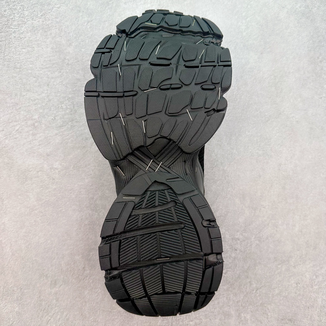 图片[9]-＃JC纯原 BALENCIAGA Stapler Sneakers 巴黎世家订书机鞋网布系带低帮走秀复古老爹鞋 尺码大小一比一还原Zp 区别其他工厂缩小两个号码 全套原纸板楦头开发 最原汁原味的灵魂版型 全鞋荧光划线卡点 胶水把控整洁度追求极致完美 每一双都是工艺品 多重QC质检 超越公司货的品控标准 实实在在的免检产品 原盒原配 正确字体电绣 粗细、位置、大小正确 侧边TPU 透气孔匹配意产原版 正确分离大底 TPU软底 原版一致大底LOGO 立体感十足 原厂皮料水洗做旧 采购原厂网纱 不含皮革 网布材料和聚氨酯 磨损效果 展现品牌对于新潮事物的热情 这款鞋子拥有巨大尺寸和醒目设计 符合当下”老爹鞋”的趋势 鞋子采用银灰配色 营造出低调而不失华丽的效果 10XL的尺码使它成为市场中最显眼的存在 适合追求个性化的人群 Balenciaga始终站在时尚前沿 此次发布的产品再次体现了他们的创新能力 偏大一码 尺码：35 36 37 38 39 40 41 42 43 44 45 46-选品中心