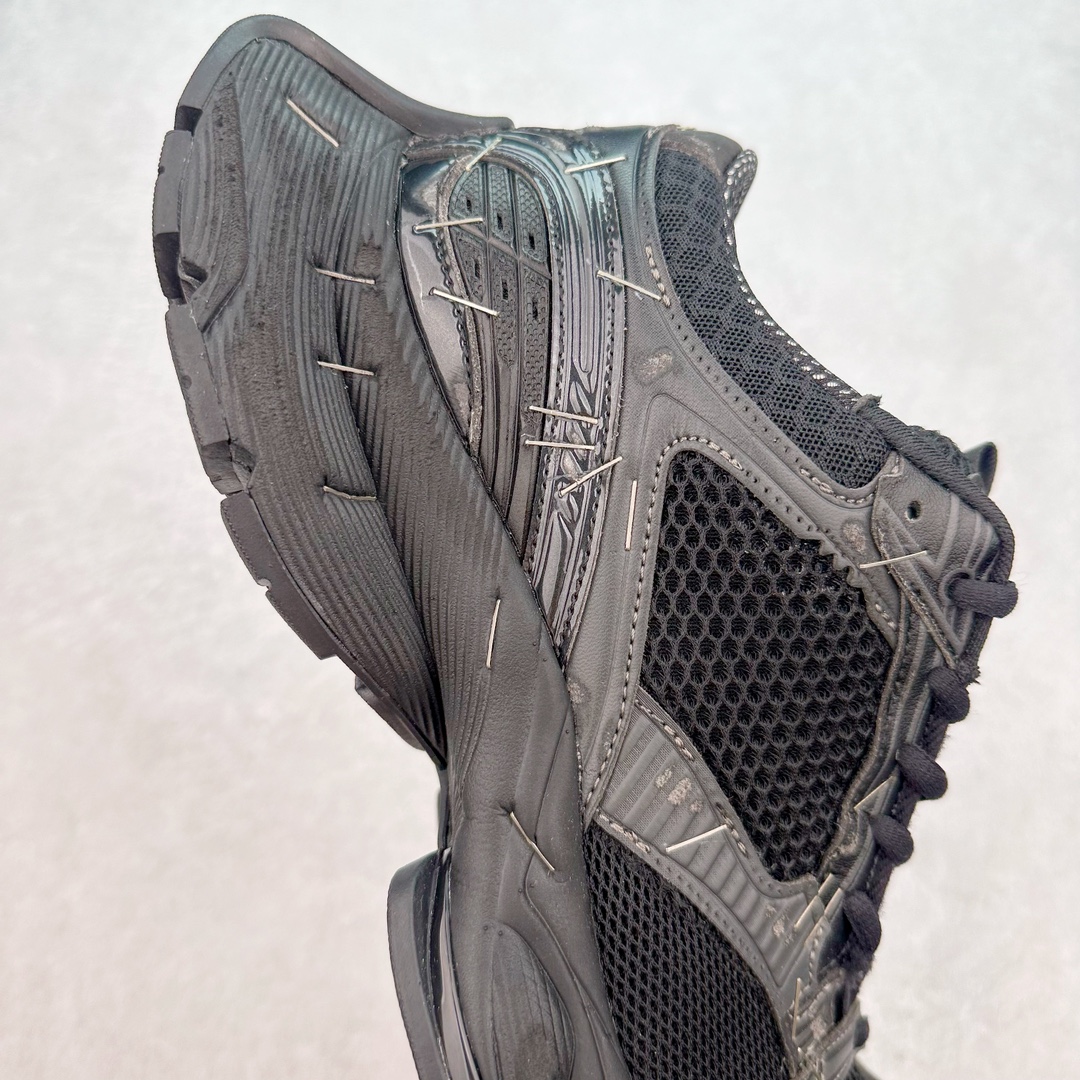 图片[6]-＃JC纯原 BALENCIAGA Stapler Sneakers 巴黎世家订书机鞋网布系带低帮走秀复古老爹鞋 尺码大小一比一还原Zp 区别其他工厂缩小两个号码 全套原纸板楦头开发 最原汁原味的灵魂版型 全鞋荧光划线卡点 胶水把控整洁度追求极致完美 每一双都是工艺品 多重QC质检 超越公司货的品控标准 实实在在的免检产品 原盒原配 正确字体电绣 粗细、位置、大小正确 侧边TPU 透气孔匹配意产原版 正确分离大底 TPU软底 原版一致大底LOGO 立体感十足 原厂皮料水洗做旧 采购原厂网纱 不含皮革 网布材料和聚氨酯 磨损效果 展现品牌对于新潮事物的热情 这款鞋子拥有巨大尺寸和醒目设计 符合当下”老爹鞋”的趋势 鞋子采用银灰配色 营造出低调而不失华丽的效果 10XL的尺码使它成为市场中最显眼的存在 适合追求个性化的人群 Balenciaga始终站在时尚前沿 此次发布的产品再次体现了他们的创新能力 偏大一码 尺码：35 36 37 38 39 40 41 42 43 44 45 46-选品中心