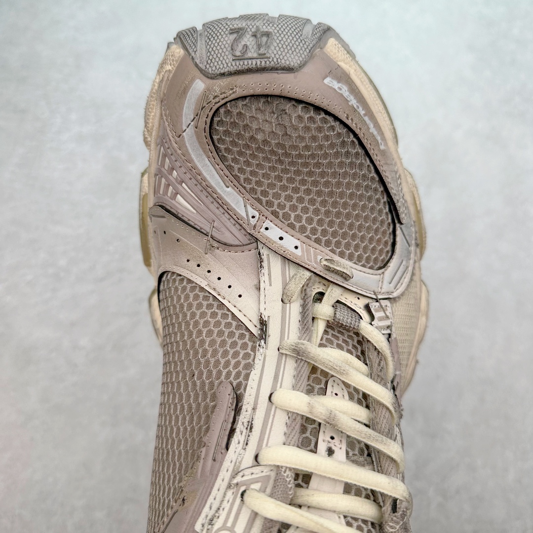 图片[4]-＃JC纯原 BALENCIAGA Stapler Sneakers 巴黎世家订书机鞋网布系带低帮走秀复古老爹鞋 尺码大小一比一还原Zp 区别其他工厂缩小两个号码 全套原纸板楦头开发 最原汁原味的灵魂版型 全鞋荧光划线卡点 胶水把控整洁度追求极致完美 每一双都是工艺品 多重QC质检 超越公司货的品控标准 实实在在的免检产品 原盒原配 正确字体电绣 粗细、位置、大小正确 侧边TPU 透气孔匹配意产原版 正确分离大底 TPU软底 原版一致大底LOGO 立体感十足 原厂皮料水洗做旧 采购原厂网纱 不含皮革 网布材料和聚氨酯 磨损效果 展现品牌对于新潮事物的热情 这款鞋子拥有巨大尺寸和醒目设计 符合当下”老爹鞋”的趋势 鞋子采用银灰配色 营造出低调而不失华丽的效果 10XL的尺码使它成为市场中最显眼的存在 适合追求个性化的人群 Balenciaga始终站在时尚前沿 此次发布的产品再次体现了他们的创新能力 偏大一码 尺码：35 36 37 38 39 40 41 42 43 44 45 46-选品中心