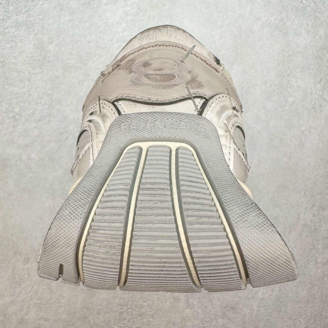 图片[8]-＃JC纯原 BALENCIAGA Stapler Sneakers 巴黎世家订书机鞋网布系带低帮走秀复古老爹鞋 尺码大小一比一还原Zp 区别其他工厂缩小两个号码 全套原纸板楦头开发 最原汁原味的灵魂版型 全鞋荧光划线卡点 胶水把控整洁度追求极致完美 每一双都是工艺品 多重QC质检 超越公司货的品控标准 实实在在的免检产品 原盒原配 正确字体电绣 粗细、位置、大小正确 侧边TPU 透气孔匹配意产原版 正确分离大底 TPU软底 原版一致大底LOGO 立体感十足 原厂皮料水洗做旧 采购原厂网纱 不含皮革 网布材料和聚氨酯 磨损效果 展现品牌对于新潮事物的热情 这款鞋子拥有巨大尺寸和醒目设计 符合当下”老爹鞋”的趋势 鞋子采用银灰配色 营造出低调而不失华丽的效果 10XL的尺码使它成为市场中最显眼的存在 适合追求个性化的人群 Balenciaga始终站在时尚前沿 此次发布的产品再次体现了他们的创新能力 偏大一码 尺码：35 36 37 38 39 40 41 42 43 44 45 46-选品中心