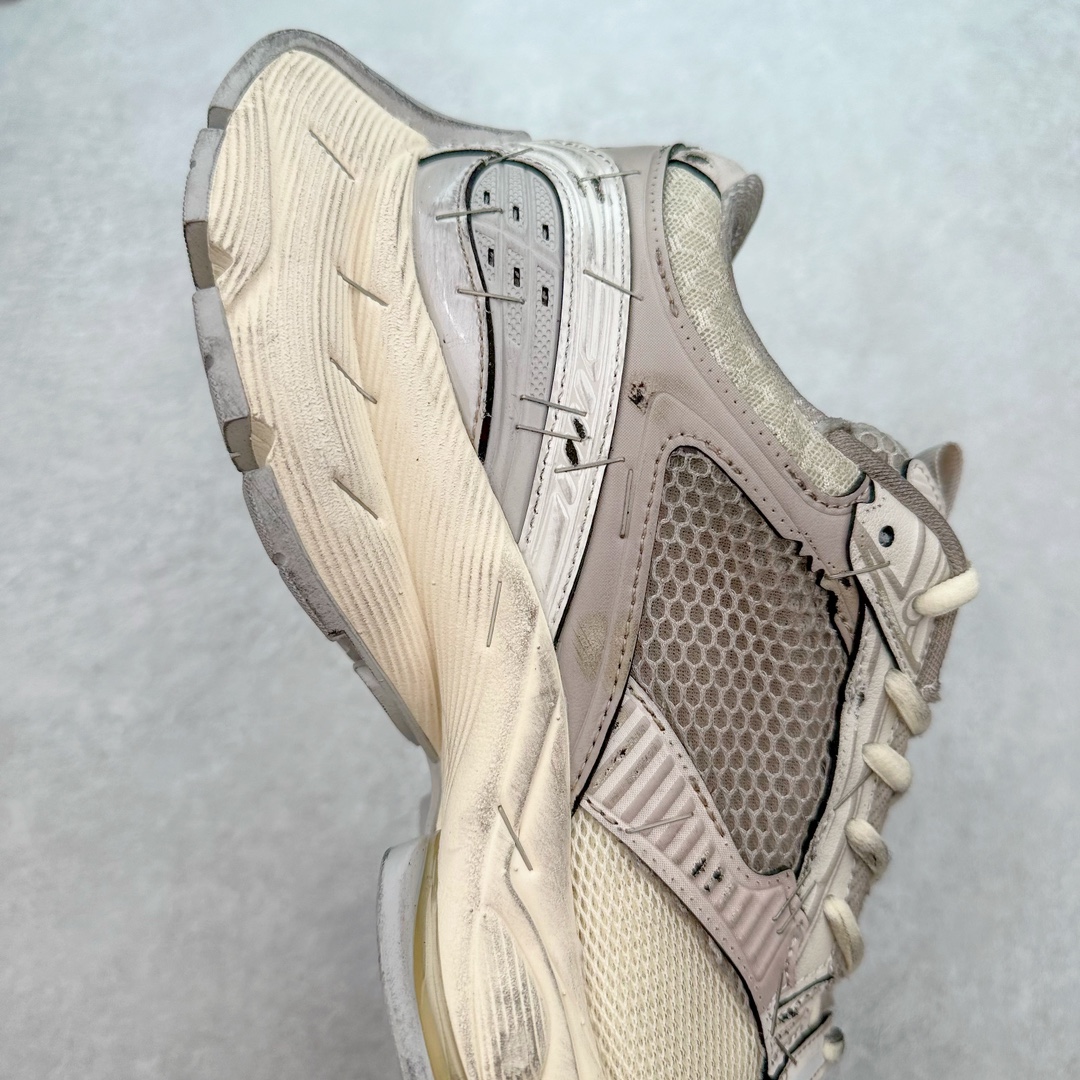 图片[6]-＃JC纯原 BALENCIAGA Stapler Sneakers 巴黎世家订书机鞋网布系带低帮走秀复古老爹鞋 尺码大小一比一还原Zp 区别其他工厂缩小两个号码 全套原纸板楦头开发 最原汁原味的灵魂版型 全鞋荧光划线卡点 胶水把控整洁度追求极致完美 每一双都是工艺品 多重QC质检 超越公司货的品控标准 实实在在的免检产品 原盒原配 正确字体电绣 粗细、位置、大小正确 侧边TPU 透气孔匹配意产原版 正确分离大底 TPU软底 原版一致大底LOGO 立体感十足 原厂皮料水洗做旧 采购原厂网纱 不含皮革 网布材料和聚氨酯 磨损效果 展现品牌对于新潮事物的热情 这款鞋子拥有巨大尺寸和醒目设计 符合当下”老爹鞋”的趋势 鞋子采用银灰配色 营造出低调而不失华丽的效果 10XL的尺码使它成为市场中最显眼的存在 适合追求个性化的人群 Balenciaga始终站在时尚前沿 此次发布的产品再次体现了他们的创新能力 偏大一码 尺码：35 36 37 38 39 40 41 42 43 44 45 46-选品中心