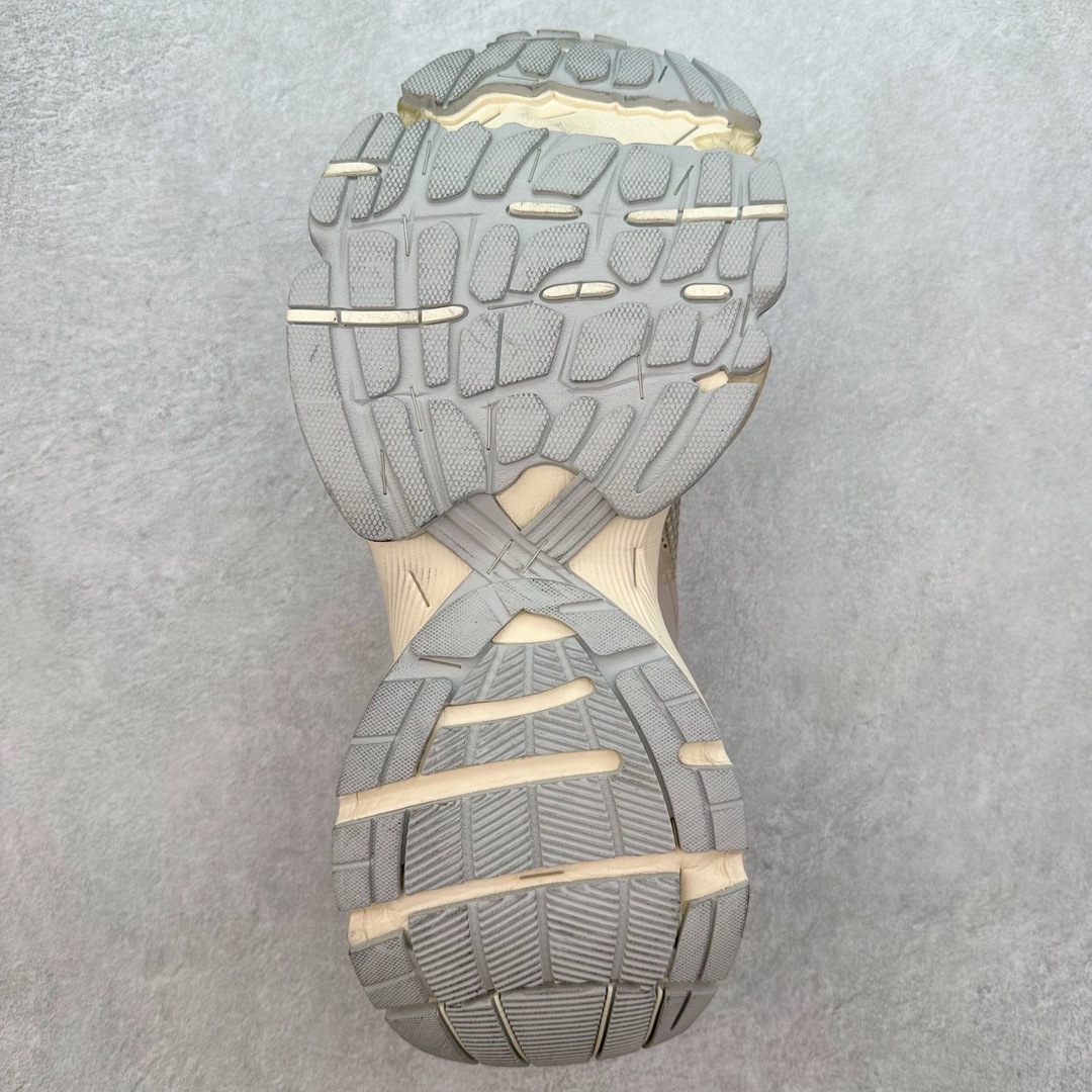 图片[9]-＃JC纯原 BALENCIAGA Stapler Sneakers 巴黎世家订书机鞋网布系带低帮走秀复古老爹鞋 尺码大小一比一还原Zp 区别其他工厂缩小两个号码 全套原纸板楦头开发 最原汁原味的灵魂版型 全鞋荧光划线卡点 胶水把控整洁度追求极致完美 每一双都是工艺品 多重QC质检 超越公司货的品控标准 实实在在的免检产品 原盒原配 正确字体电绣 粗细、位置、大小正确 侧边TPU 透气孔匹配意产原版 正确分离大底 TPU软底 原版一致大底LOGO 立体感十足 原厂皮料水洗做旧 采购原厂网纱 不含皮革 网布材料和聚氨酯 磨损效果 展现品牌对于新潮事物的热情 这款鞋子拥有巨大尺寸和醒目设计 符合当下”老爹鞋”的趋势 鞋子采用银灰配色 营造出低调而不失华丽的效果 10XL的尺码使它成为市场中最显眼的存在 适合追求个性化的人群 Balenciaga始终站在时尚前沿 此次发布的产品再次体现了他们的创新能力 偏大一码 尺码：35 36 37 38 39 40 41 42 43 44 45 46-选品中心